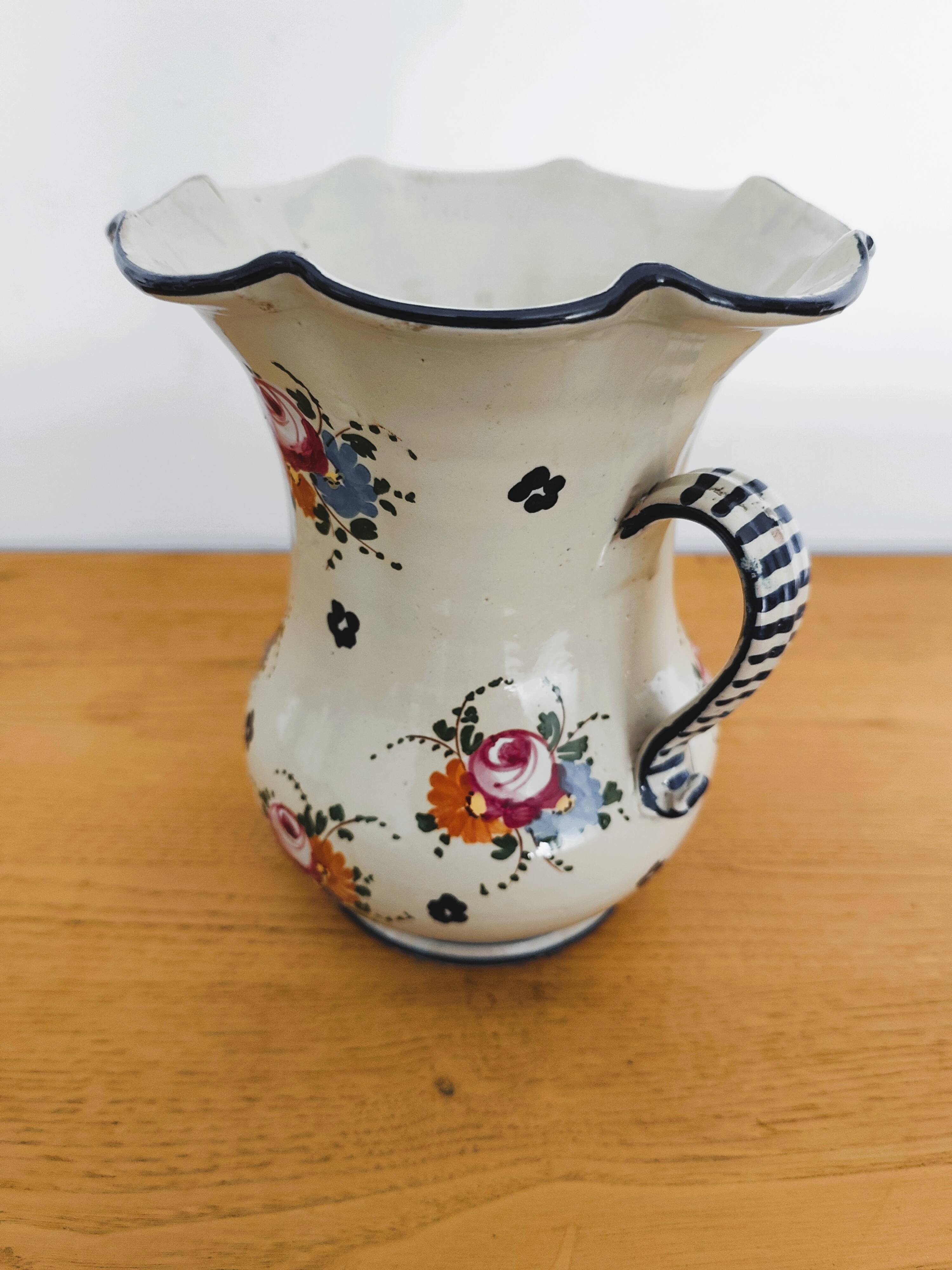 Antique vase in Italian ceramic with polychrome decoration.