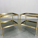 Paire de tables d'appoint ou de chevet en laiton et verre fumé, années 1970