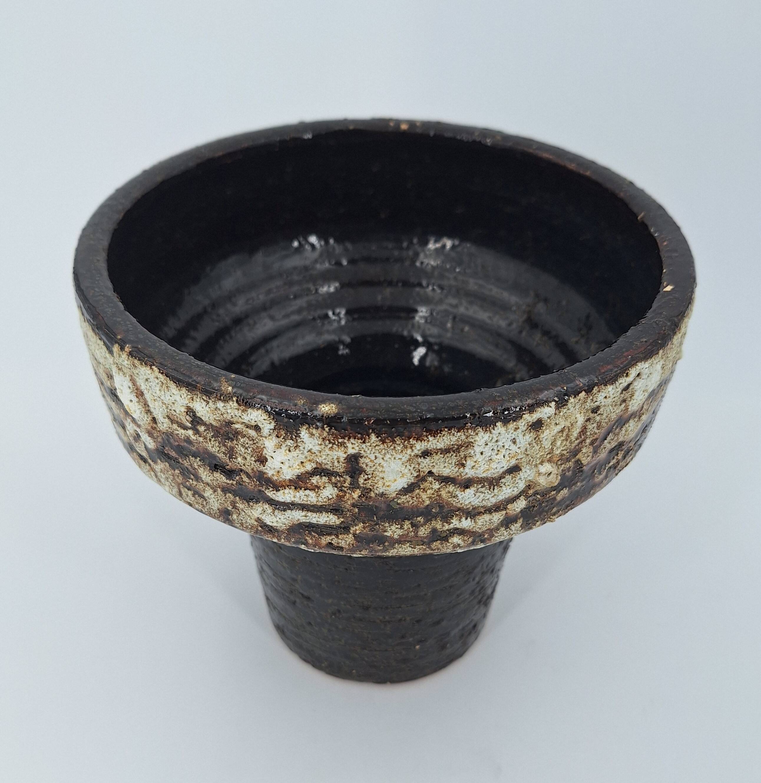 Modernist brutalist standing vase chamotte stoneware shaded brown, ocher, ivory Scandinavian design 1970