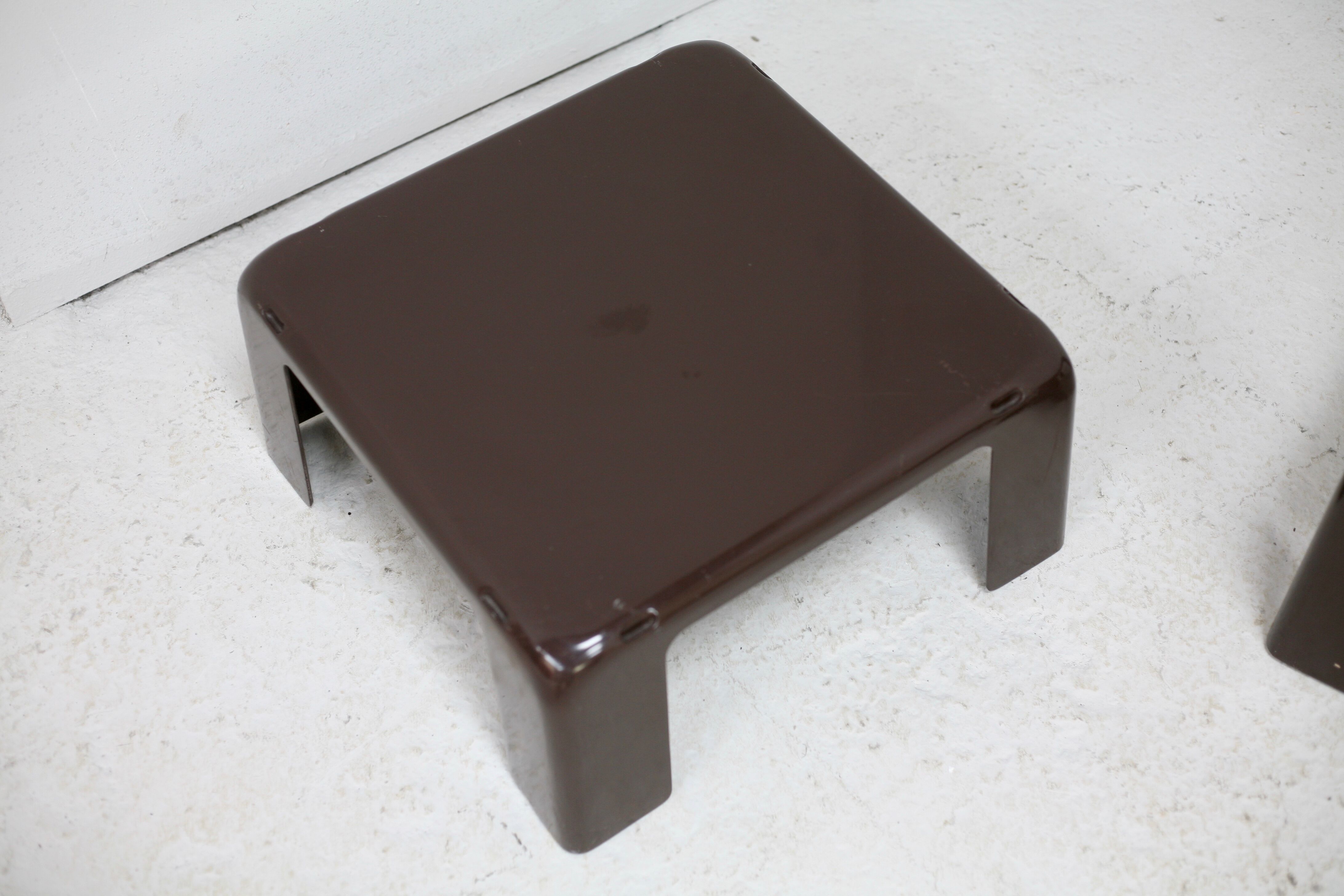 Suite de 4 tables basses gigognes "Gatti", Mario Bellini éditée par C&B Italia, circa 1970.