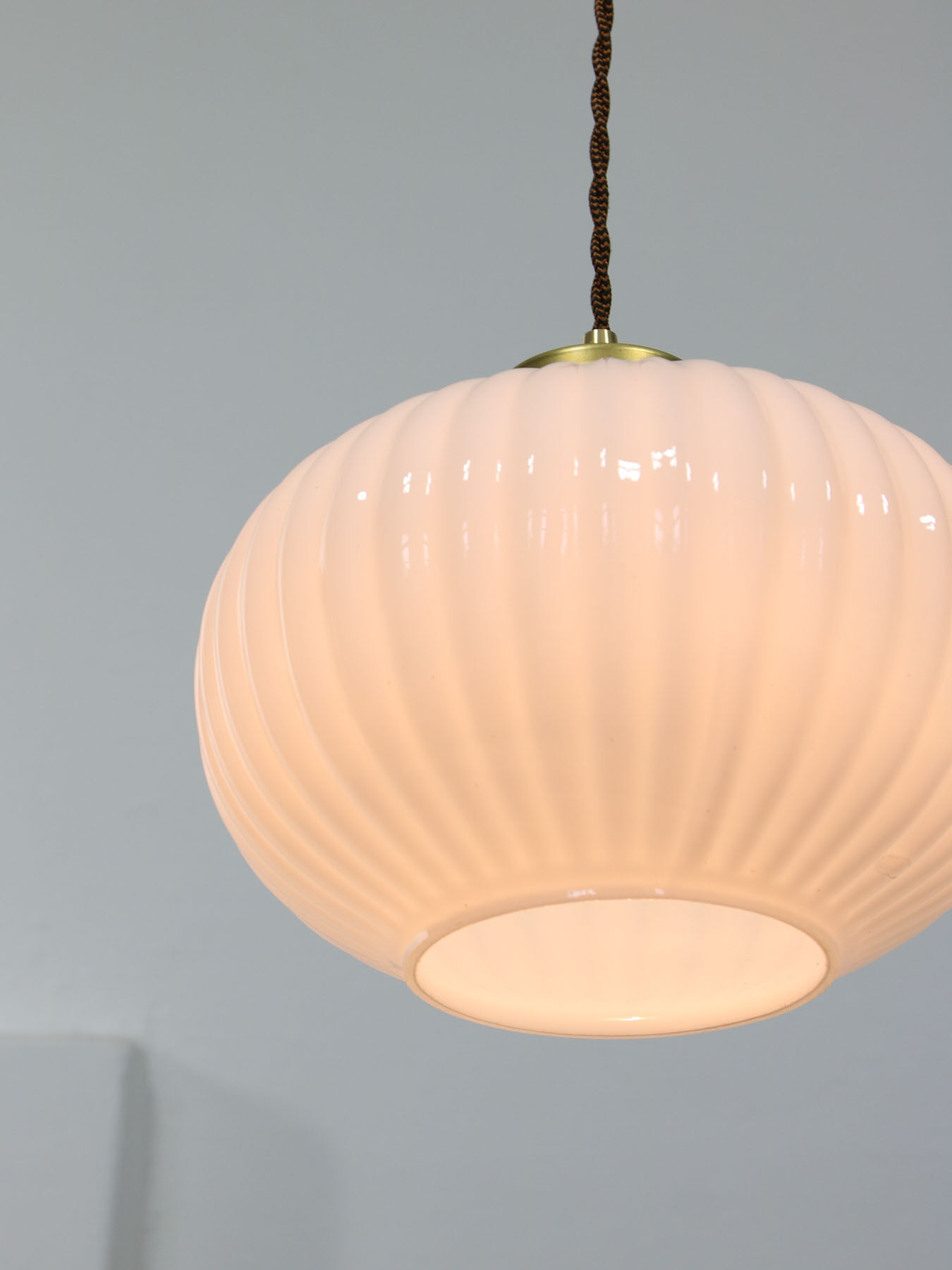 Suspension vintage en verre opalin & laiton