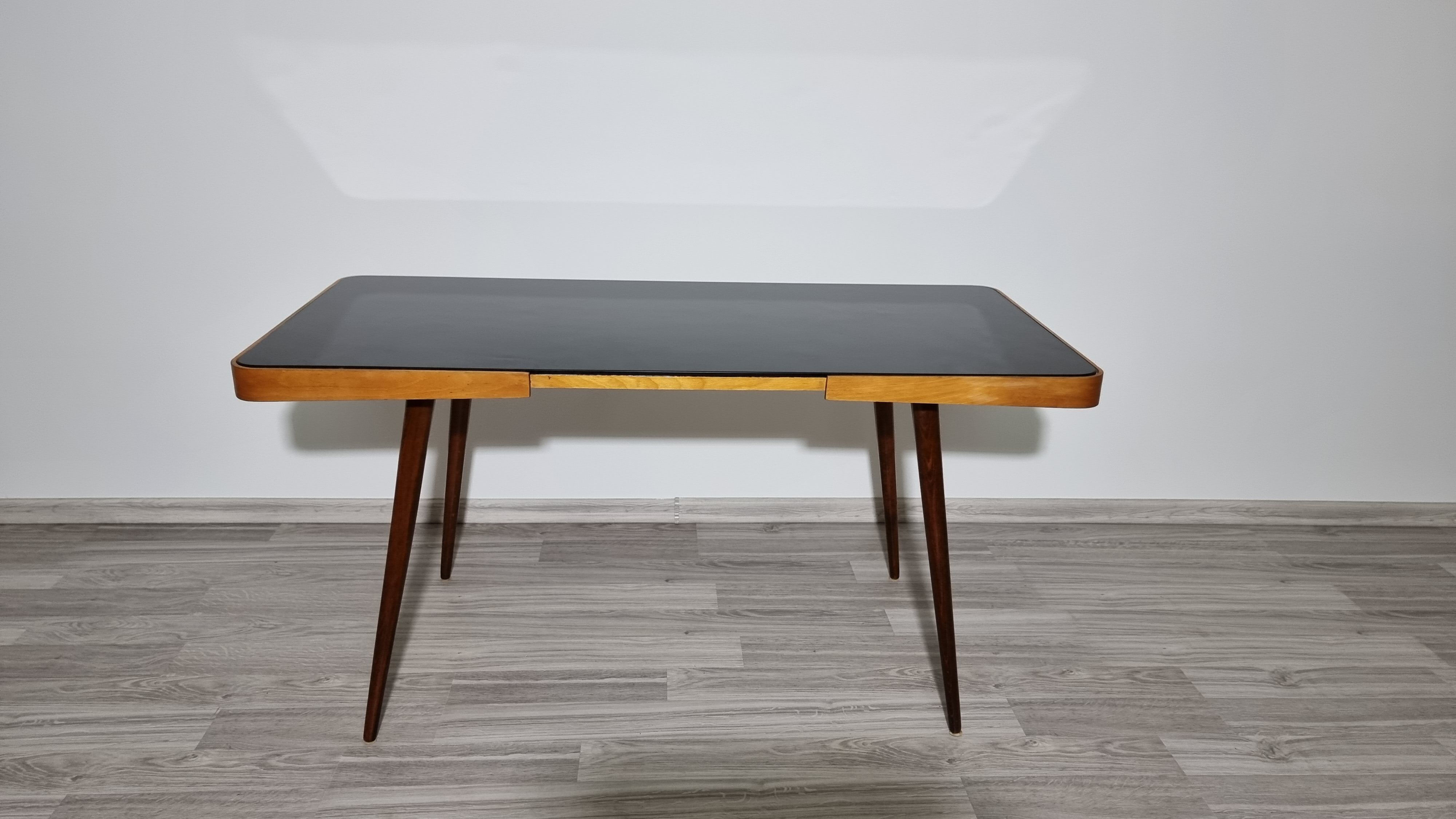 Table basse par Jiri Jiroutek