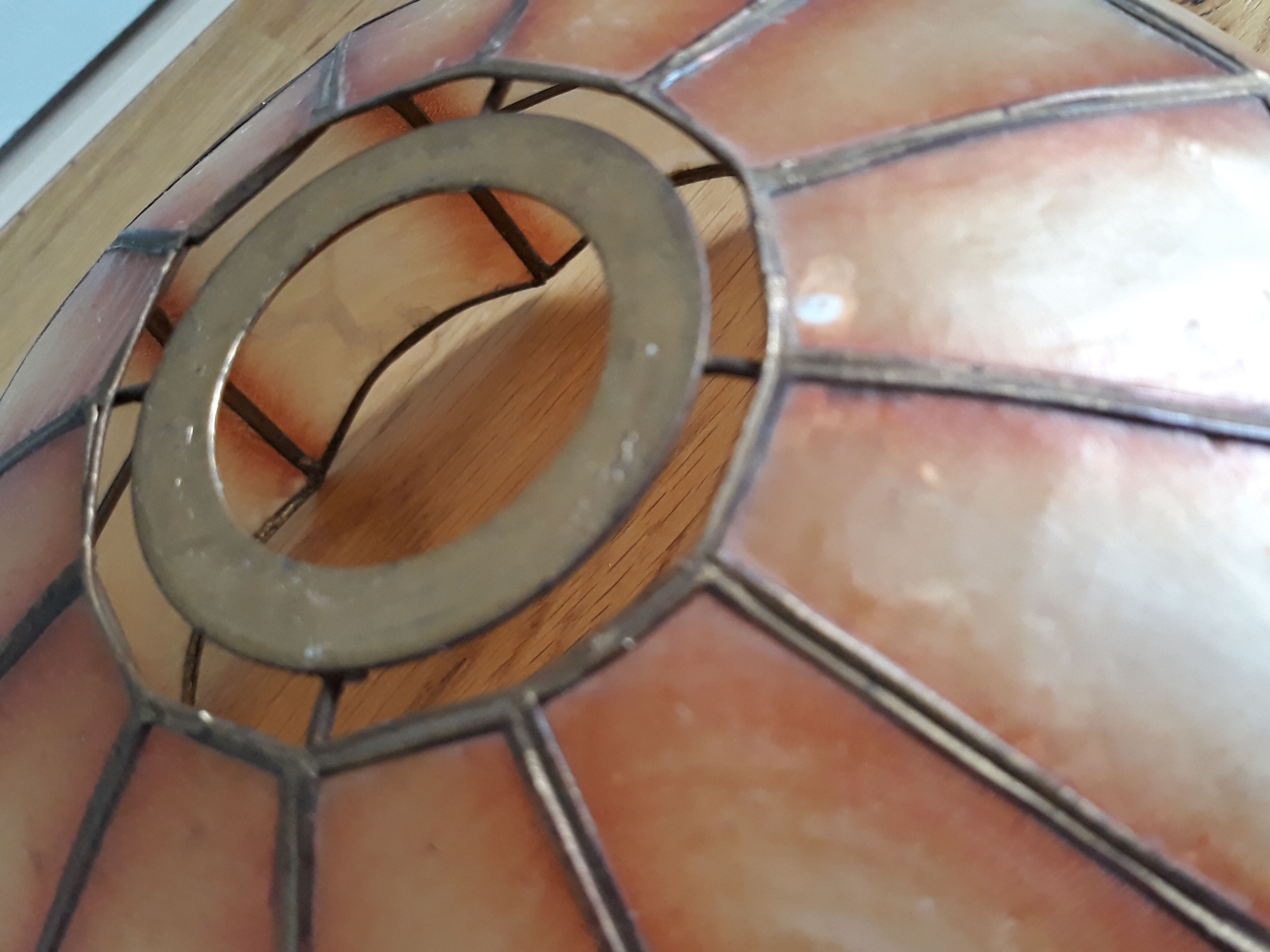 Mother-of-pearl lampshade for suspension