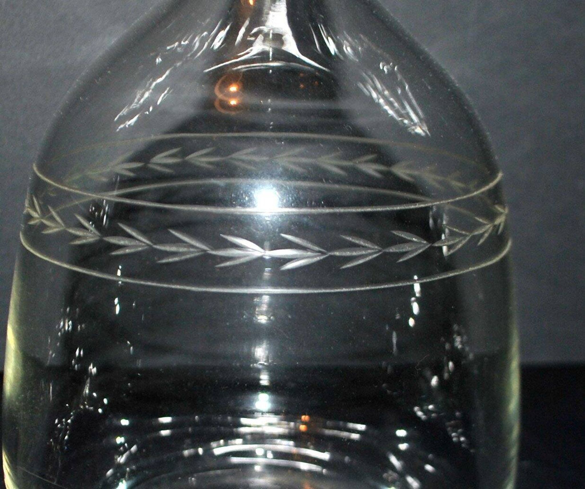 Carafe ancienne gravée frise de laurier 1900