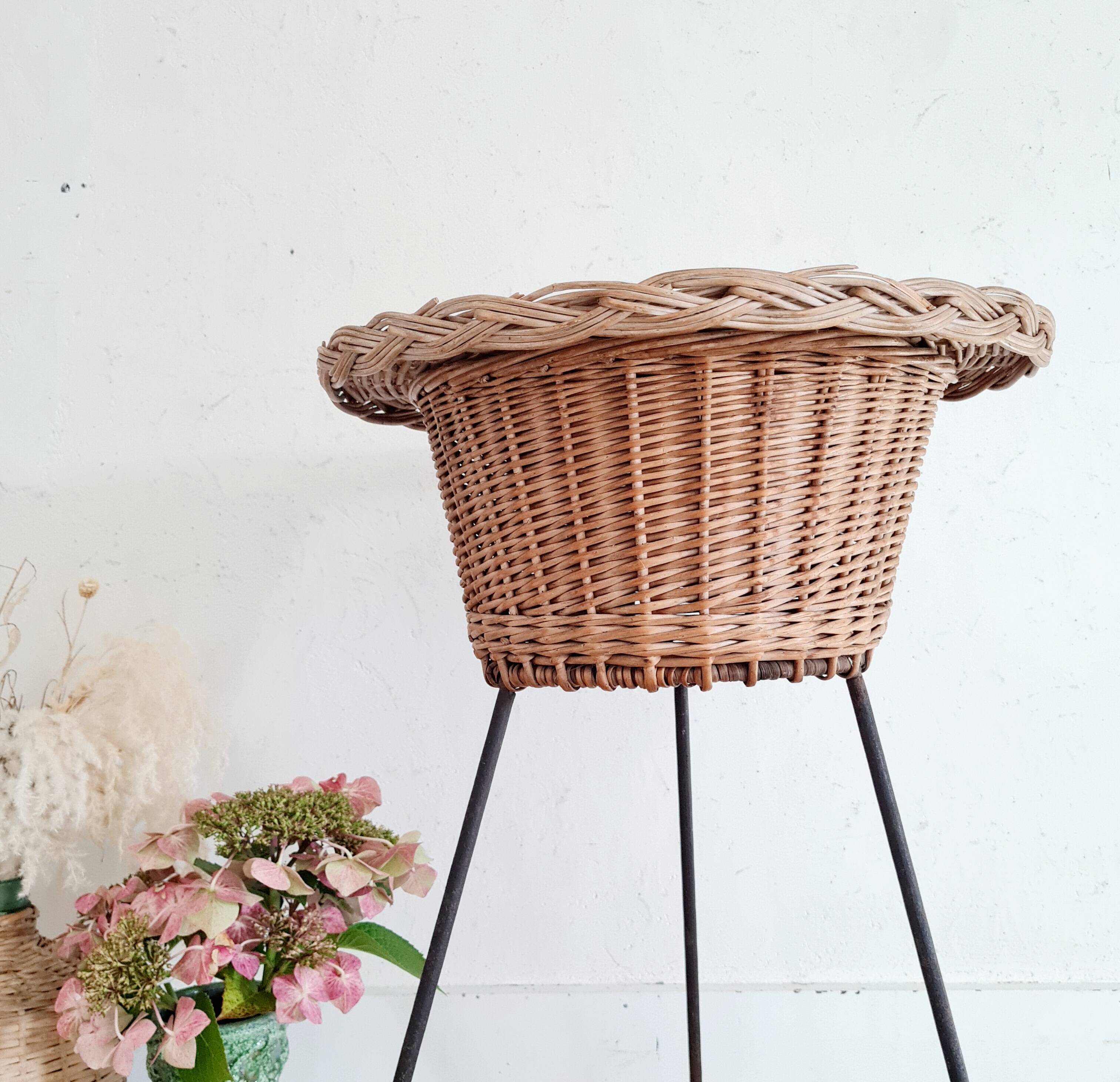 Worker tripod feet metal rattan