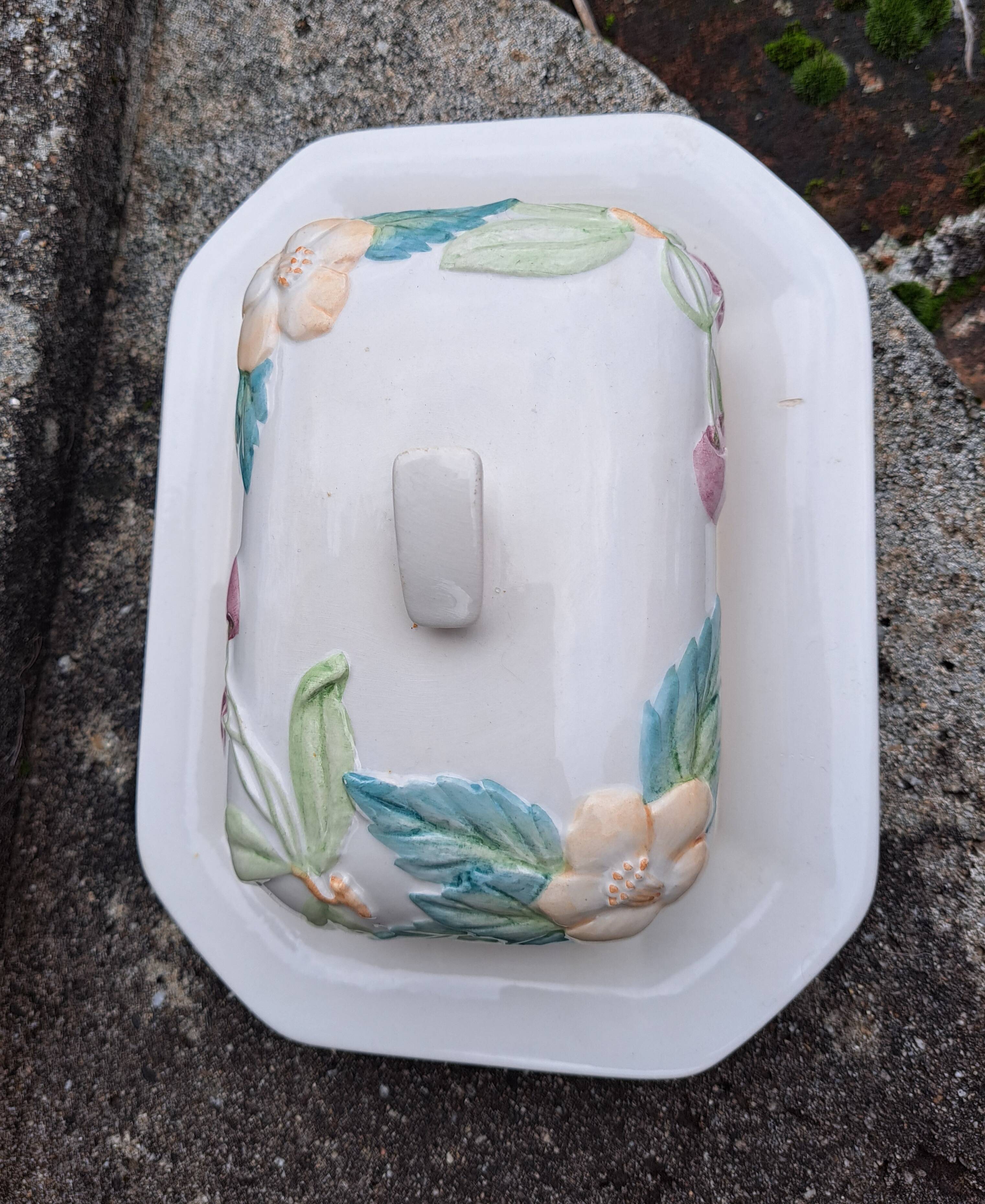 Beurrier En Porcelaine Blanche – Croix Basque – Neuf Sous Emballage D’Origine