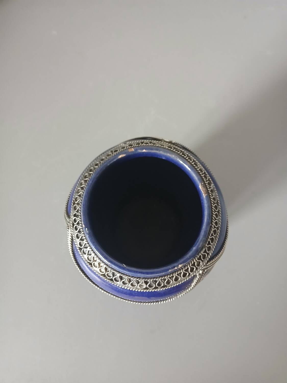 Petit vase marocain bleu cobalt1960 avec filigrane en argent travail a