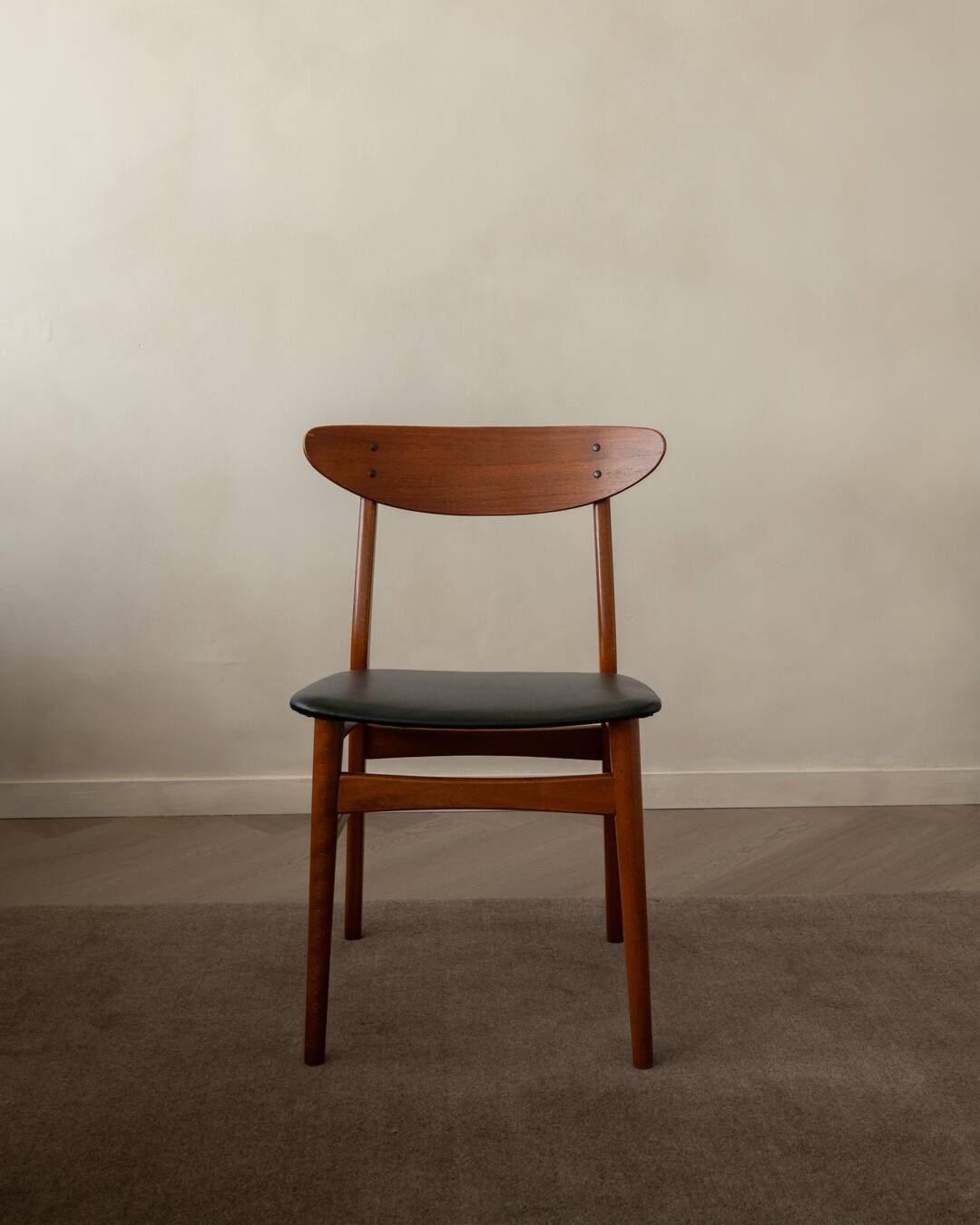 Ensemble de 6 chaises de salle à manger danoises des années 50 · Teck et Skai noir