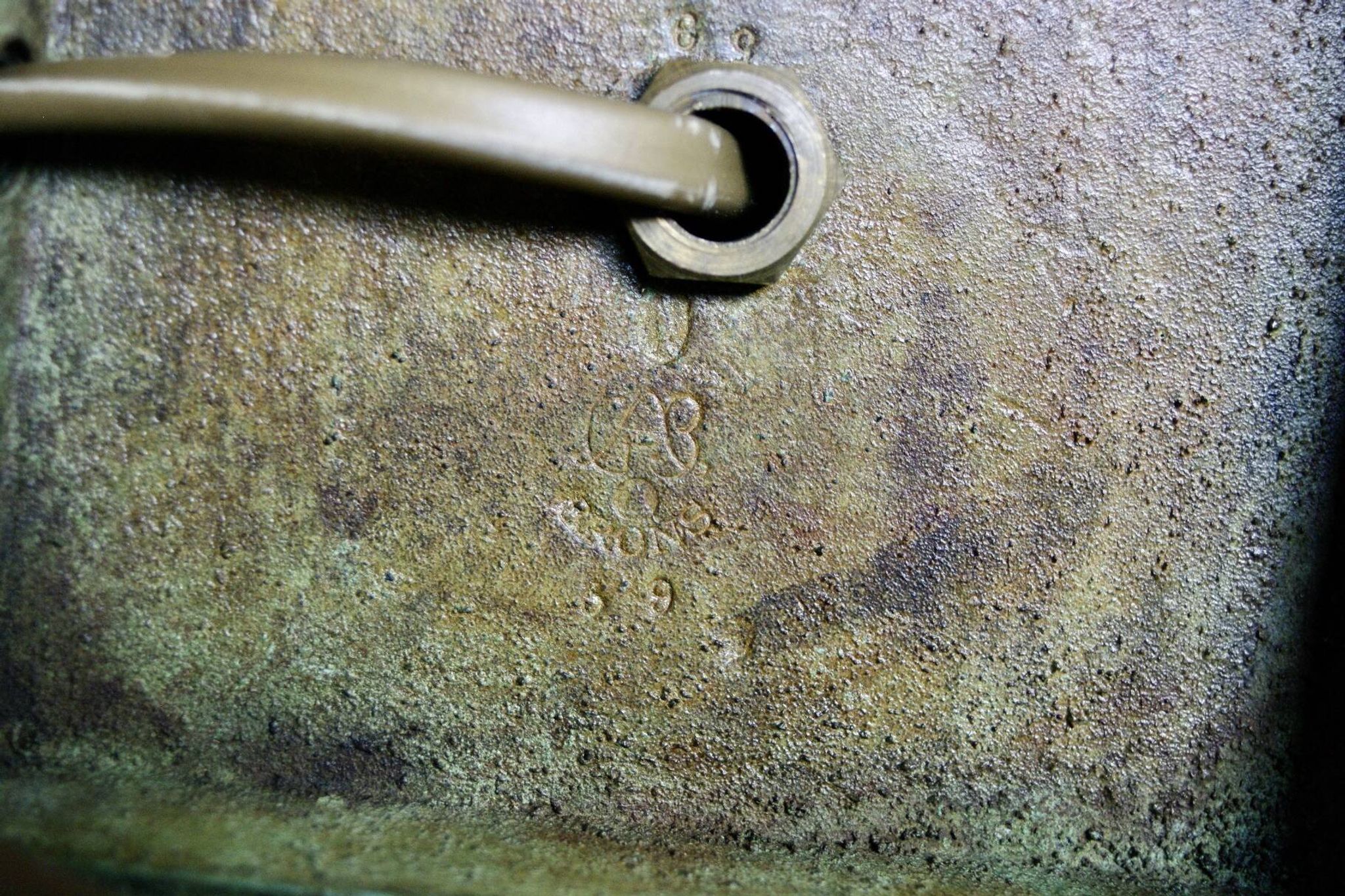 Lampe en bronze patiné et cuir art deco danemark 1930
