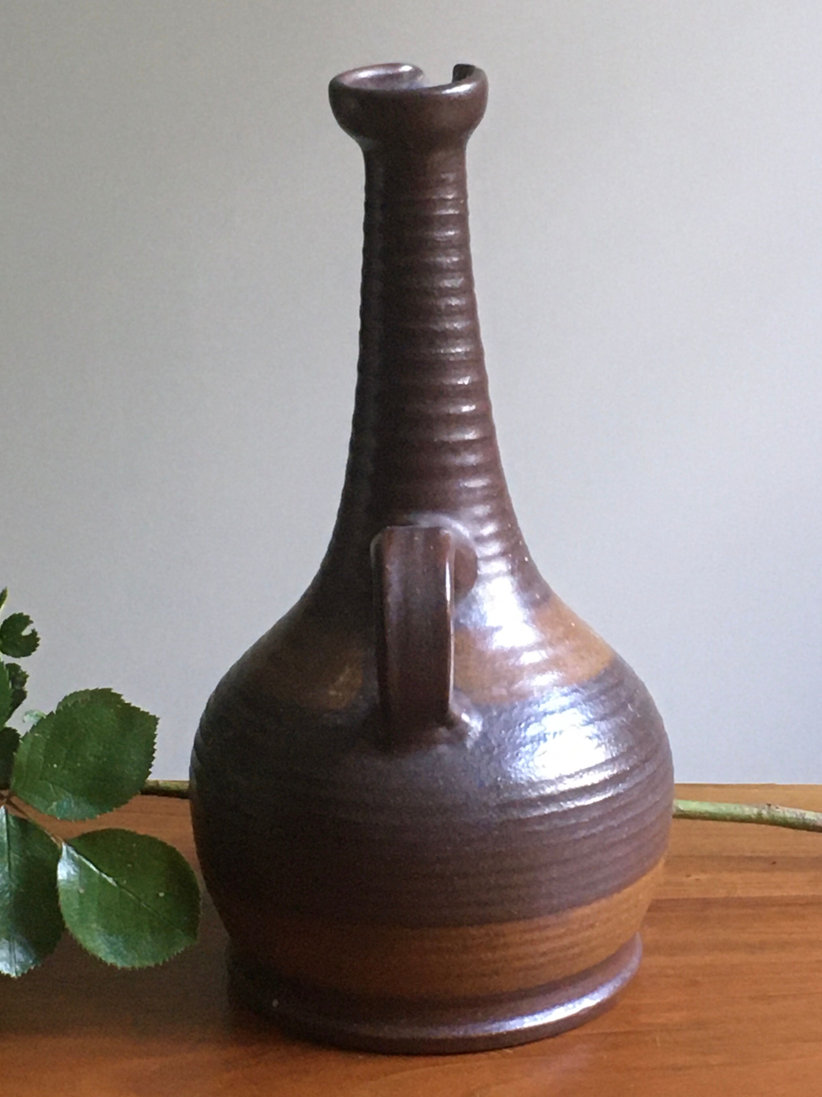 Marsh sandstone vase with handle