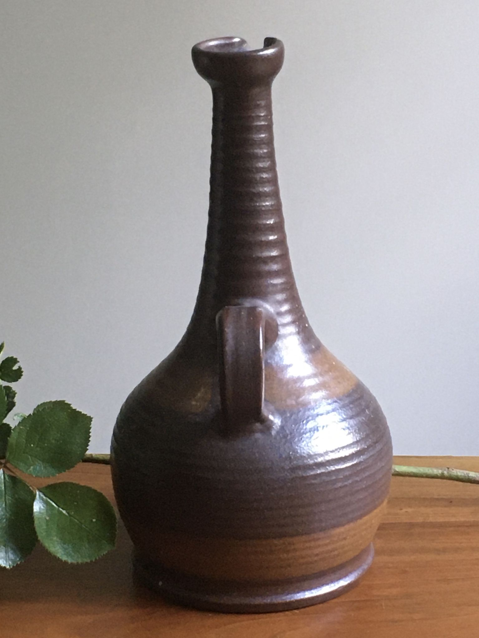 Marsh sandstone vase with handle
