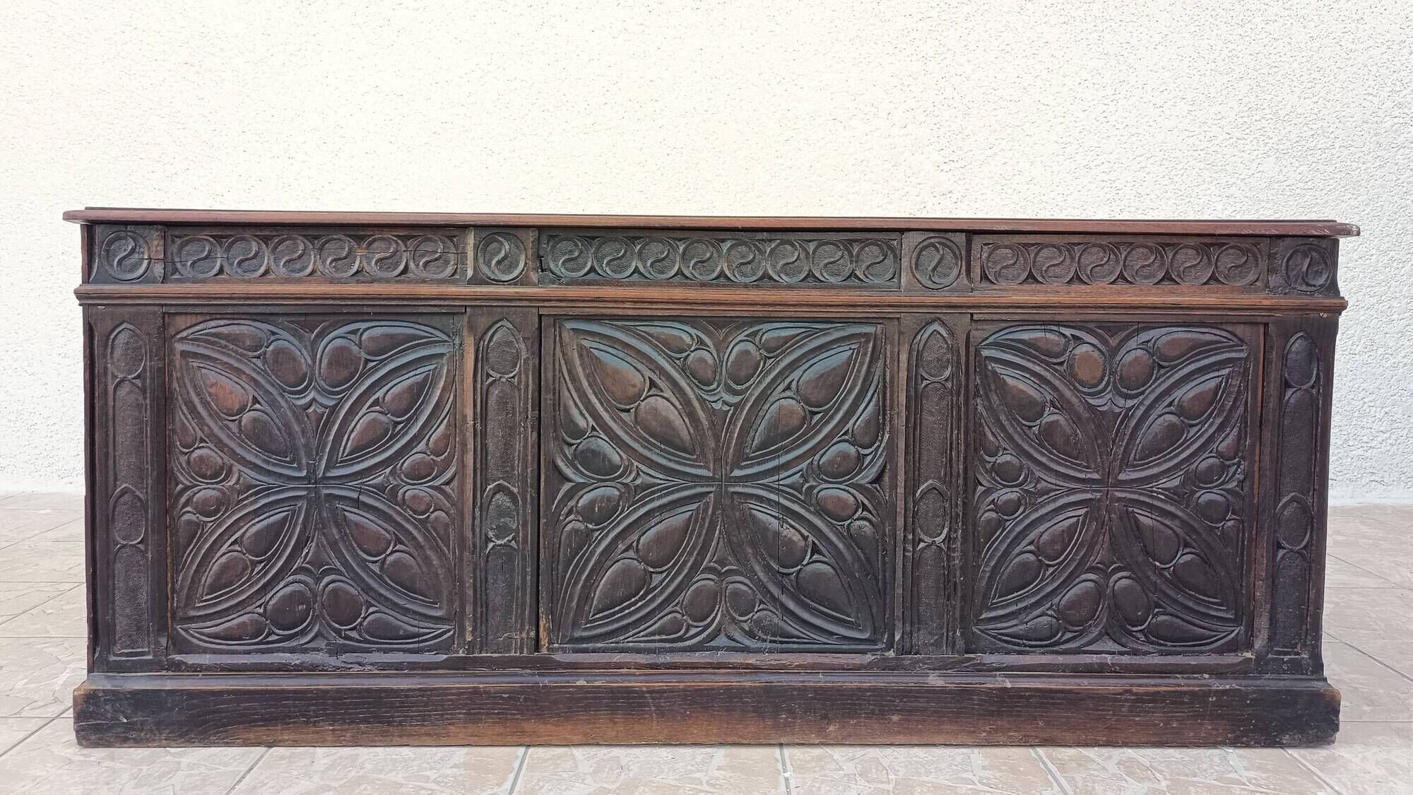 Large Gothic desk in solid oak from the 19th century.