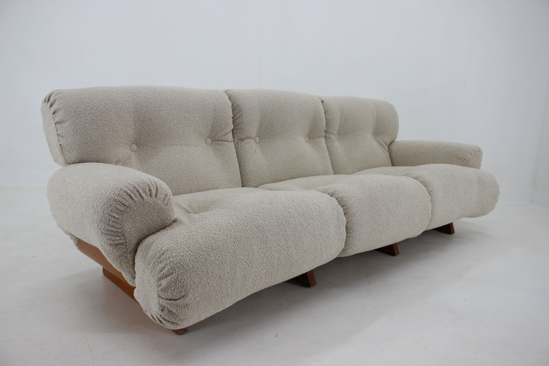 1970s Design Italian Sofa in Bouclé