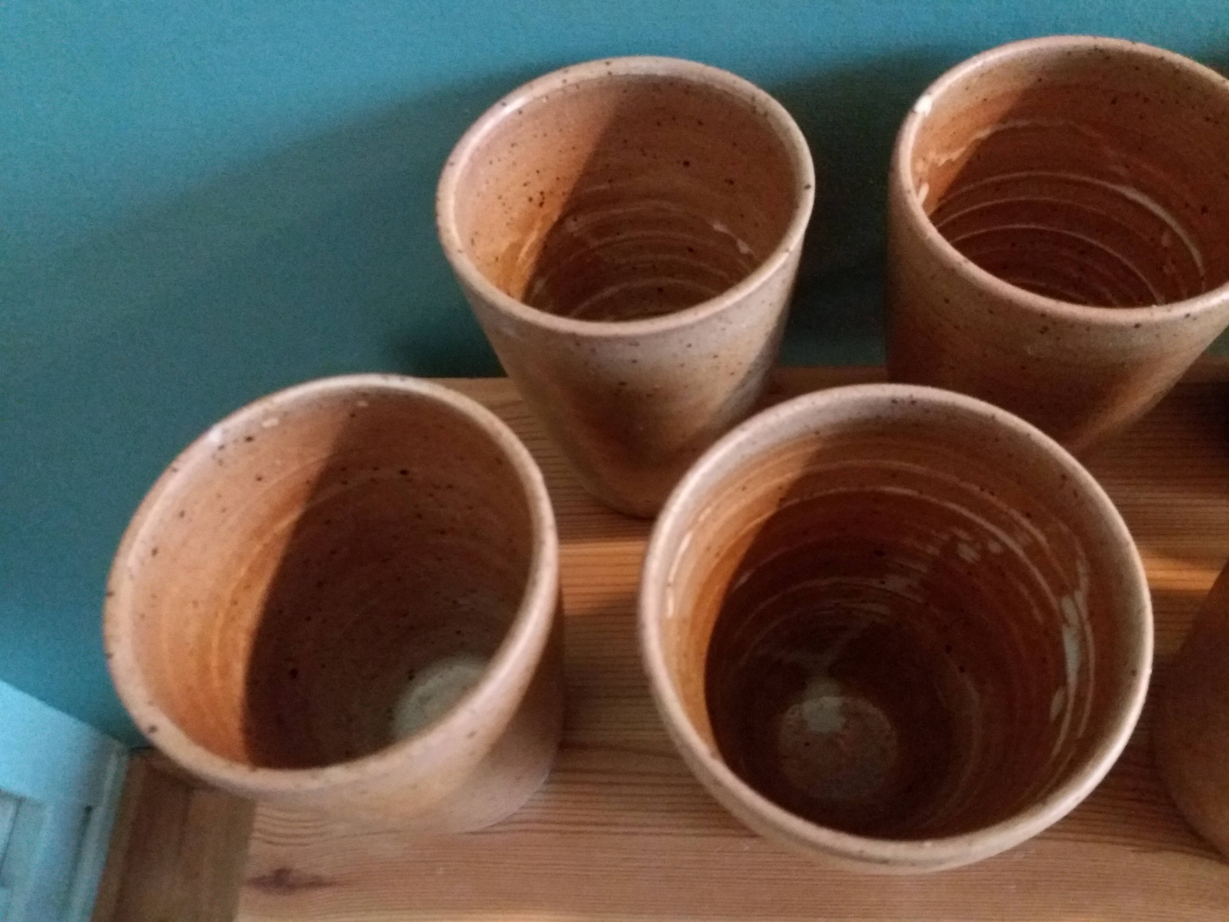 Ensemble de 8 tasses ou verres en grès tourné artisanal