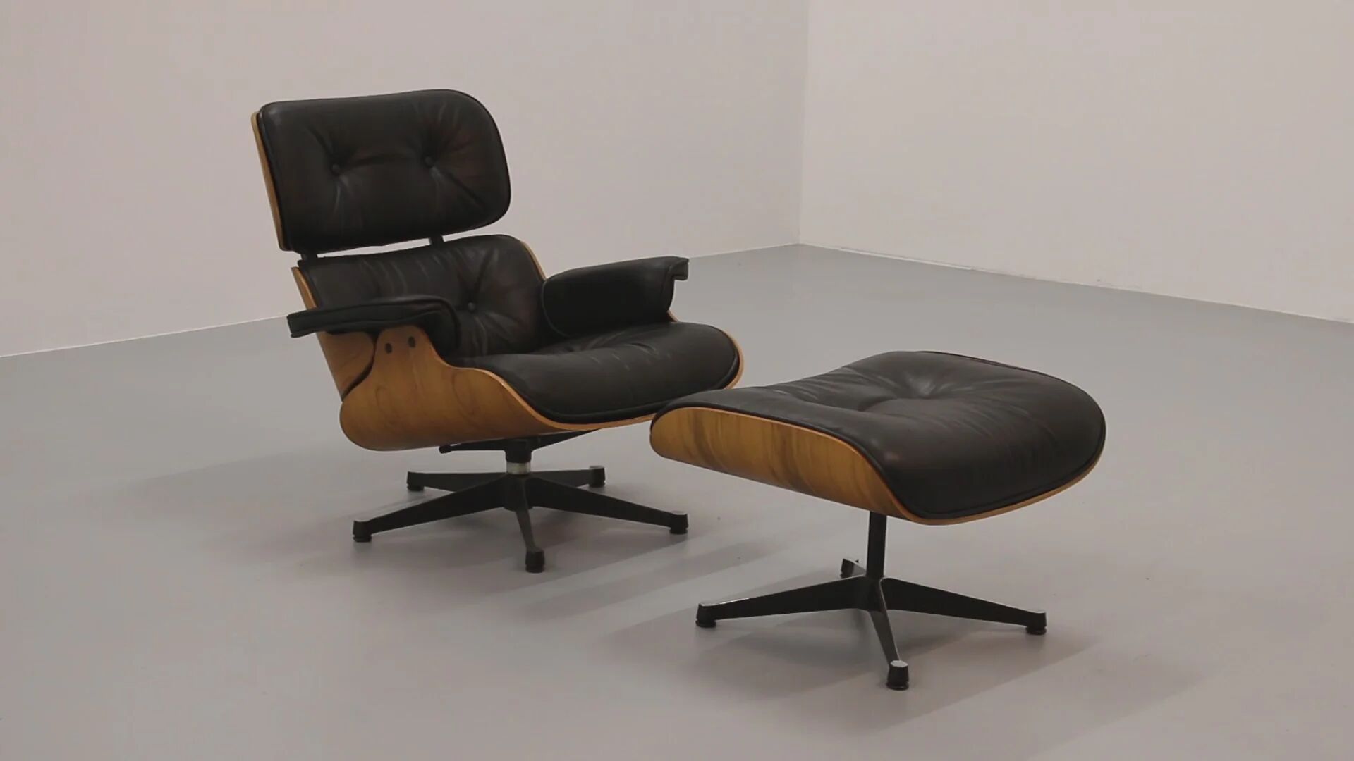 Ensemble de fauteuil et repose-pieds par Charles Eames, années 1960.