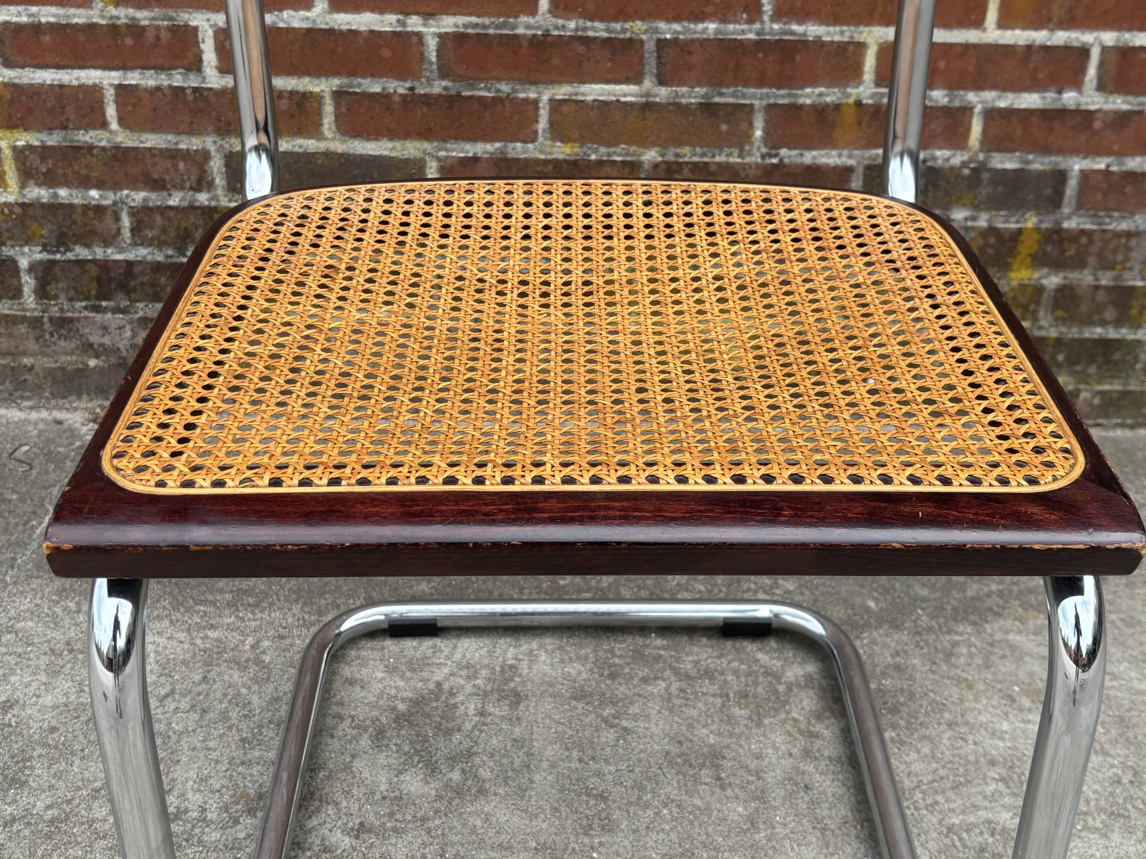 Ensemble de 4 chaises Cesca B32 conçues par Marcel Breuer, cadre marron foncé.