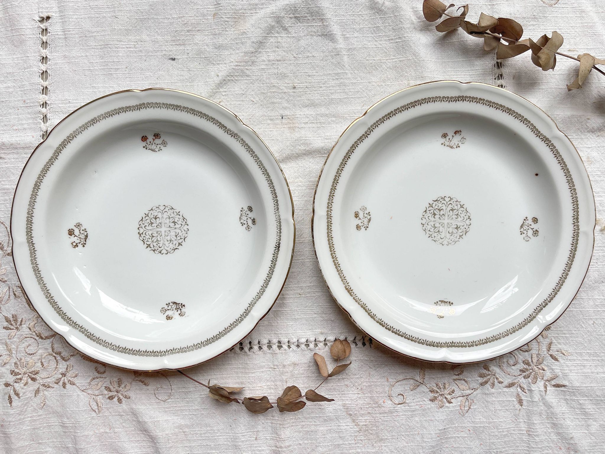 6 Assiettes creuses porcelaine vintage Française motif rosace dorées