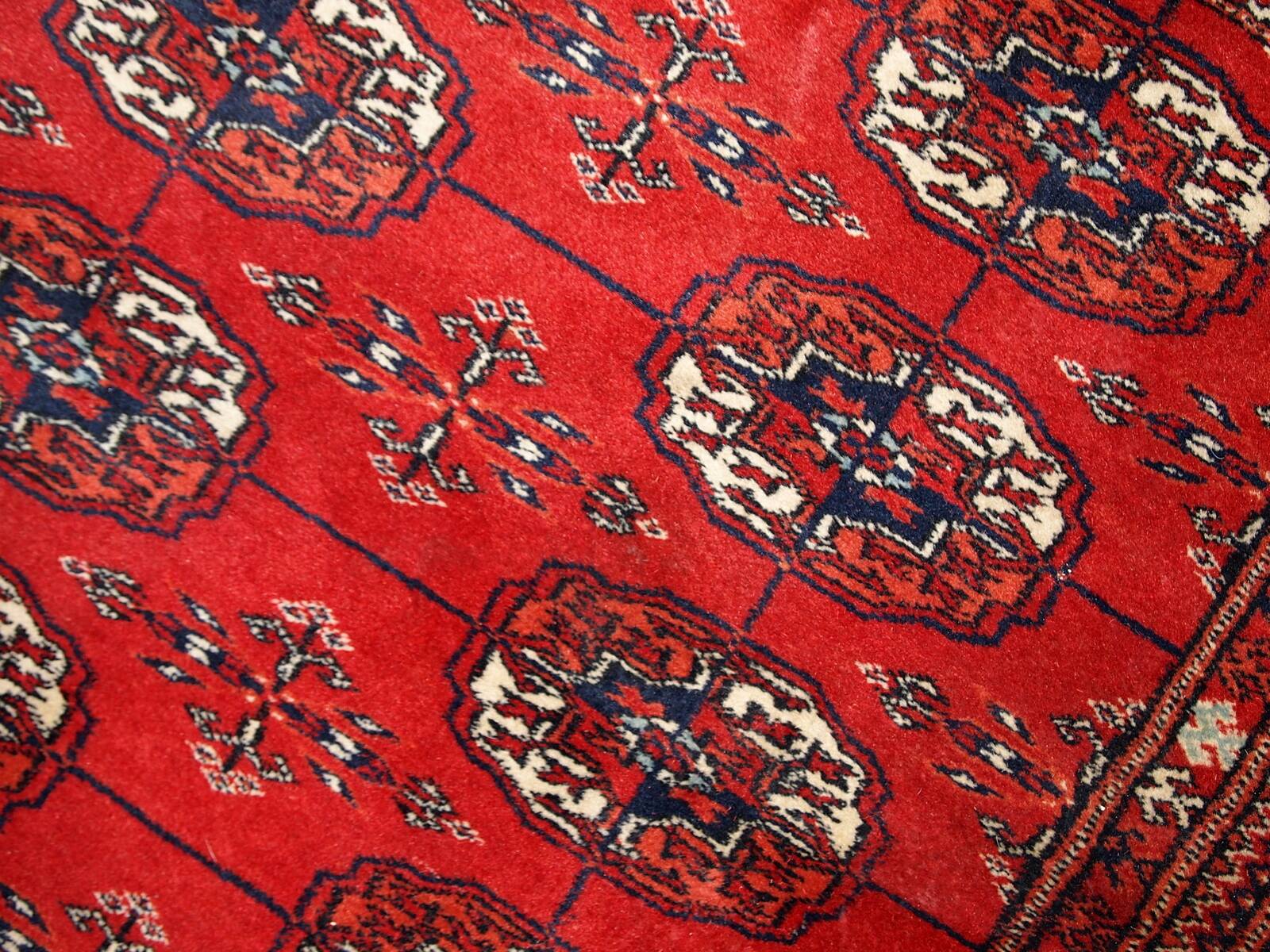 Tapis vintage fait main Tekke en laine rouge (109cm x 112cm) – Années 1970