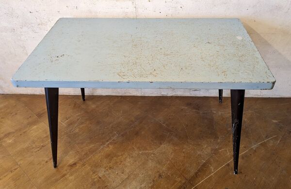 Table de cuisine Tolix T55 de Xavier Pauchard.