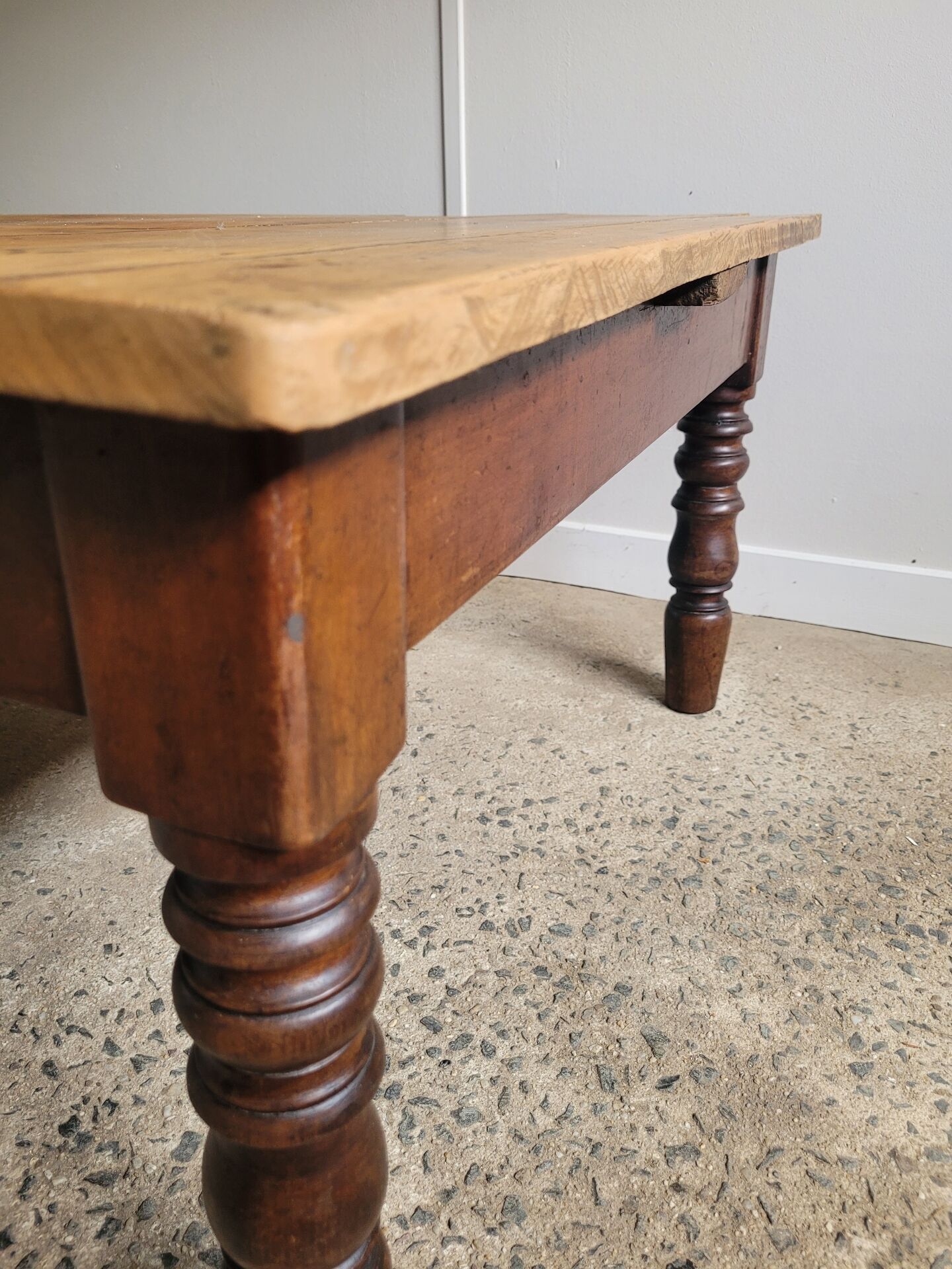 Wooden coffee table with turned legs
