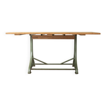 Table de salle à manger unique avec piètement en fonte et plateau en bois massif