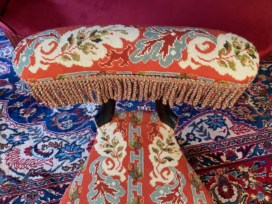 Chaise voyeuse époque Napoléon III en bois noirci, garnie d’une tapisserie