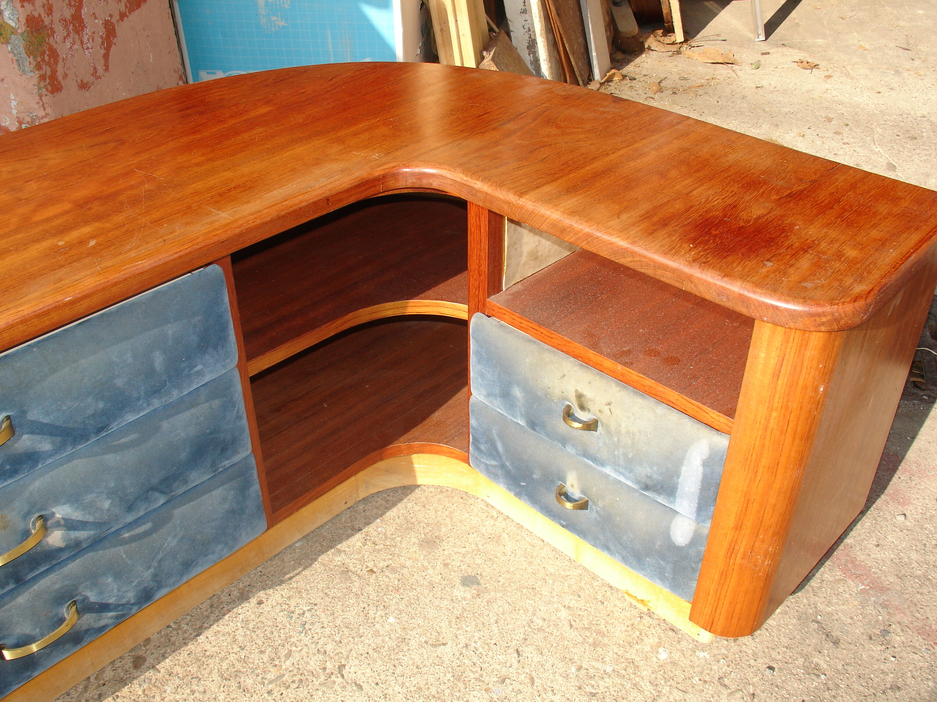 Meuble bas en angle en Pao Rosa Massif 8 Tiroirs Alcantara Bleu