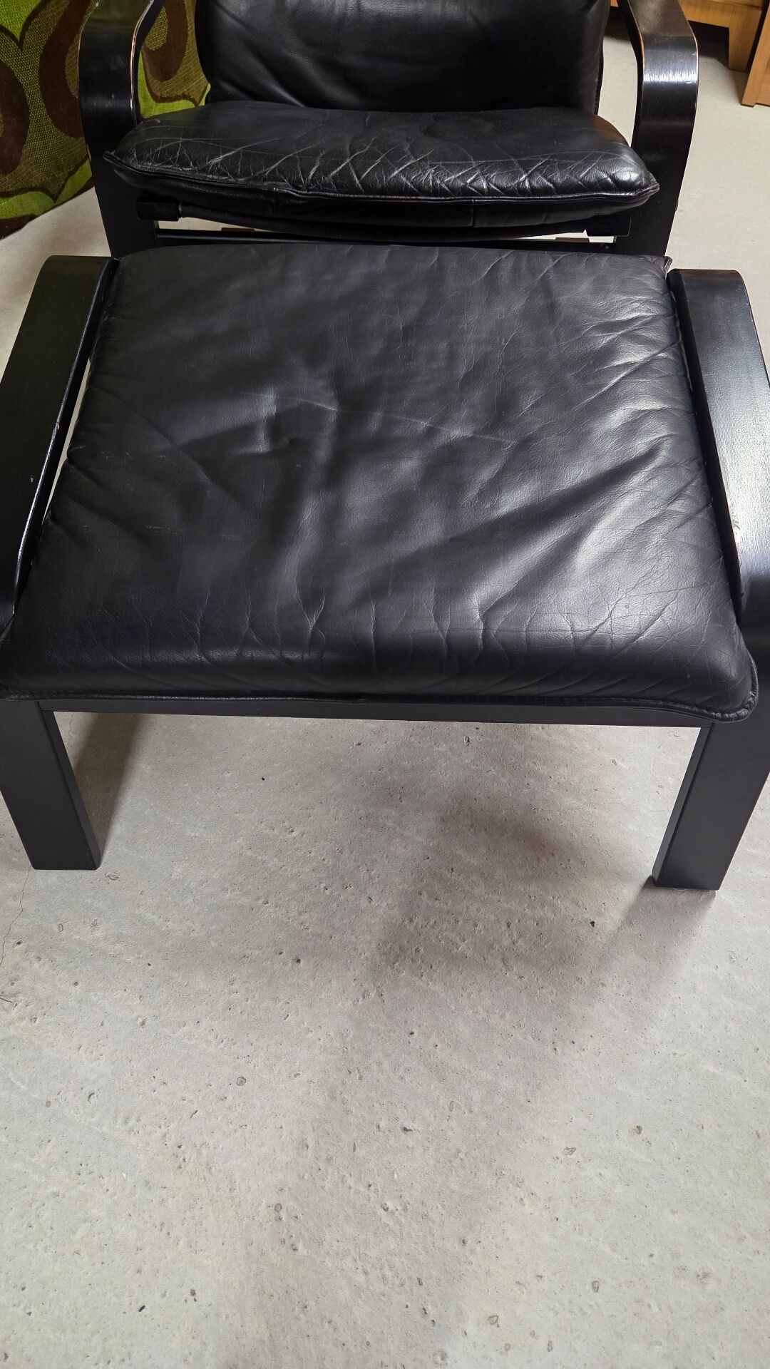 Fauteuil vintage IKEA années 1980 Cuir noir & ottoman