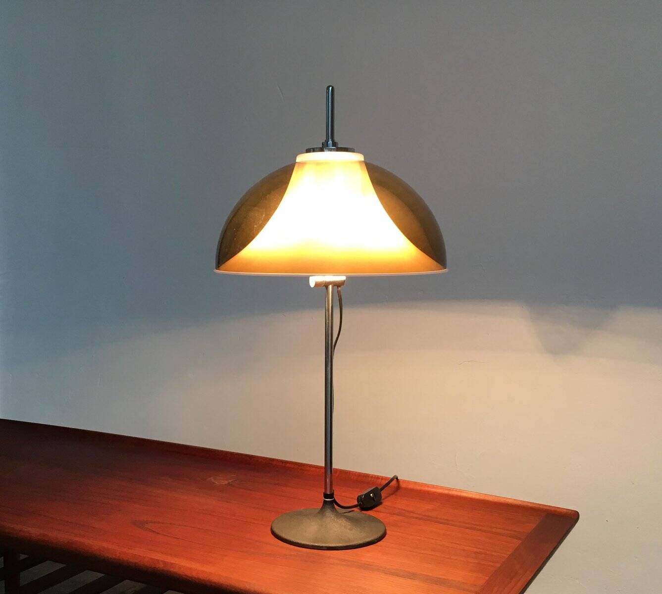 Floor lamp in metal and plastic by Gino Sarfatti for Gepo, 1970s.