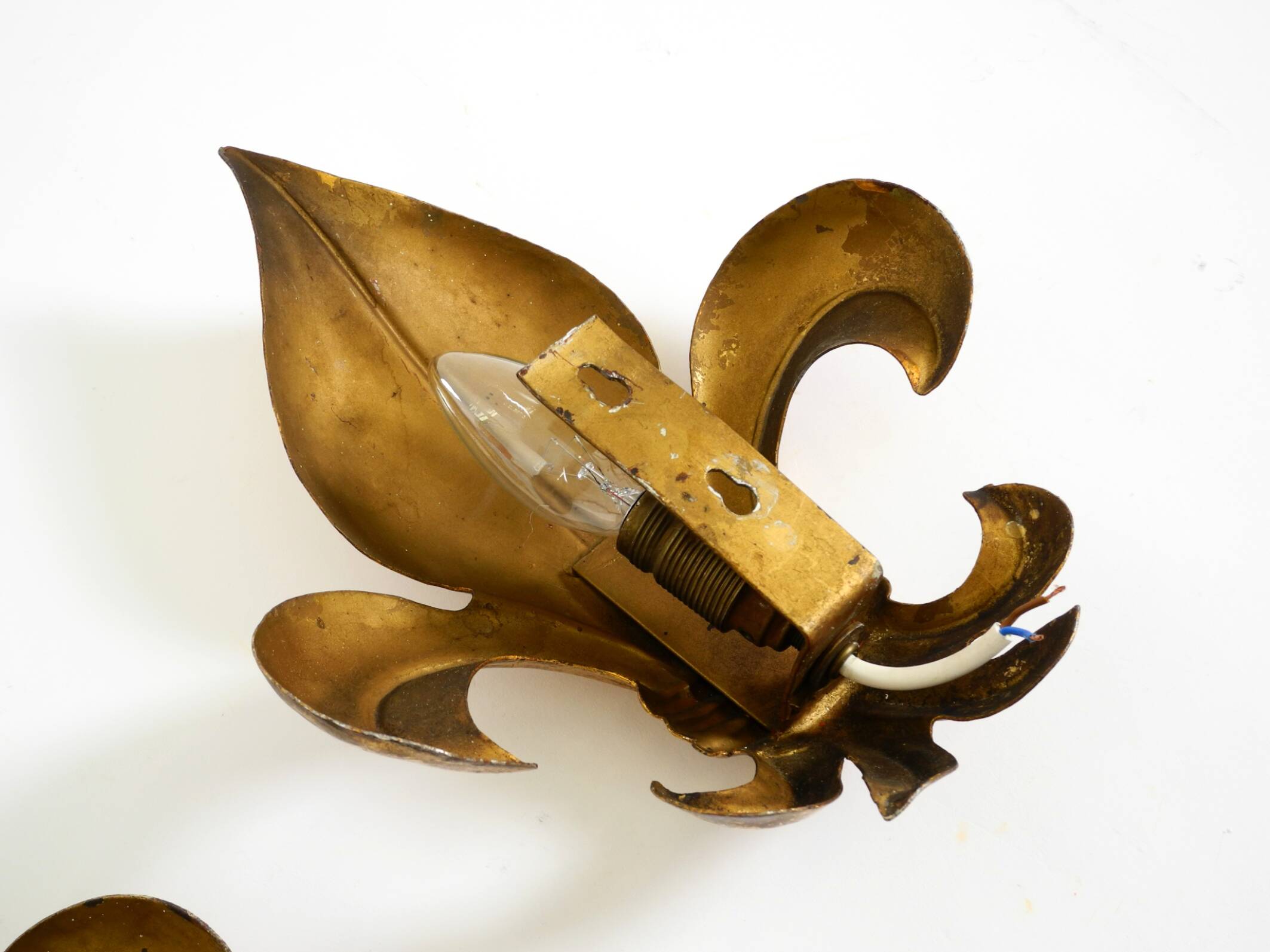 Une paire de grandes appliques murales en métal doré Fleur-de-Lis des années 1970 par Hans Kögl.