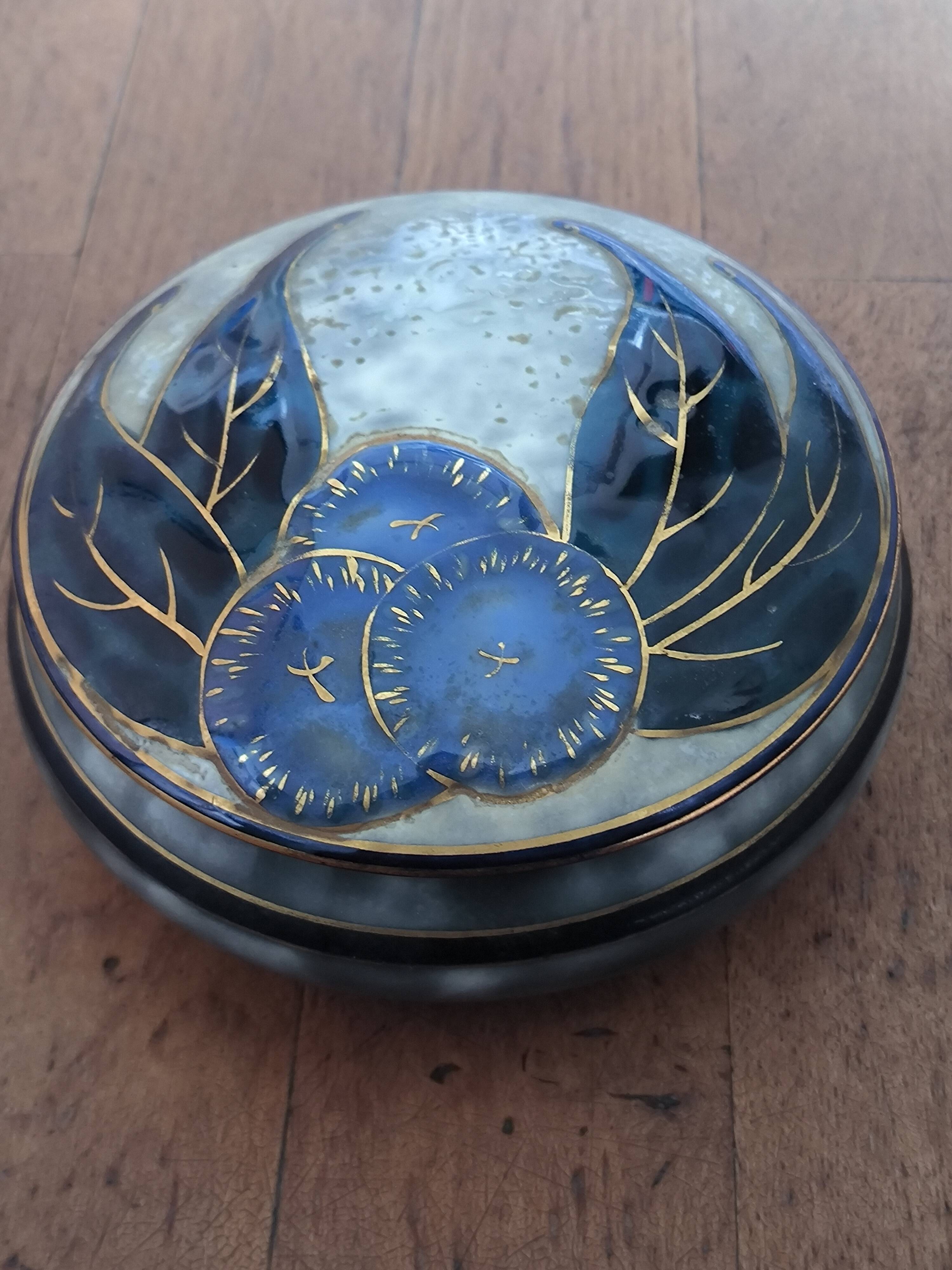 Camille THARAUD Signed circular porcelain box. 15 cm