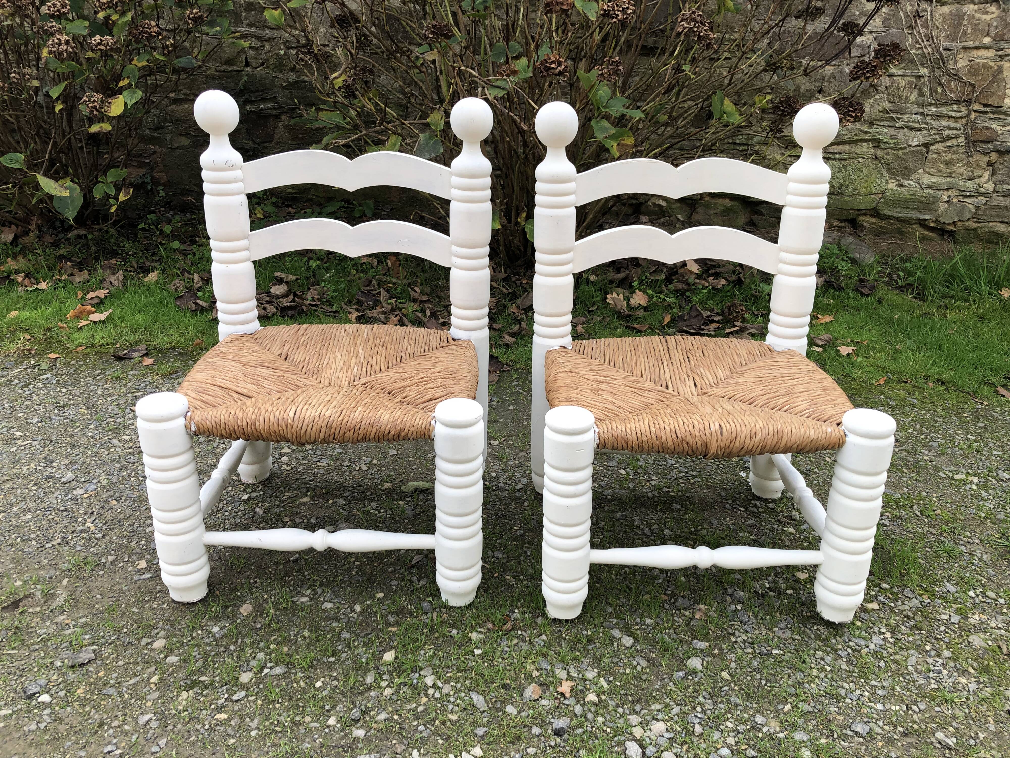 Duo de chaises vintage paillées par Charles Dudouyt.