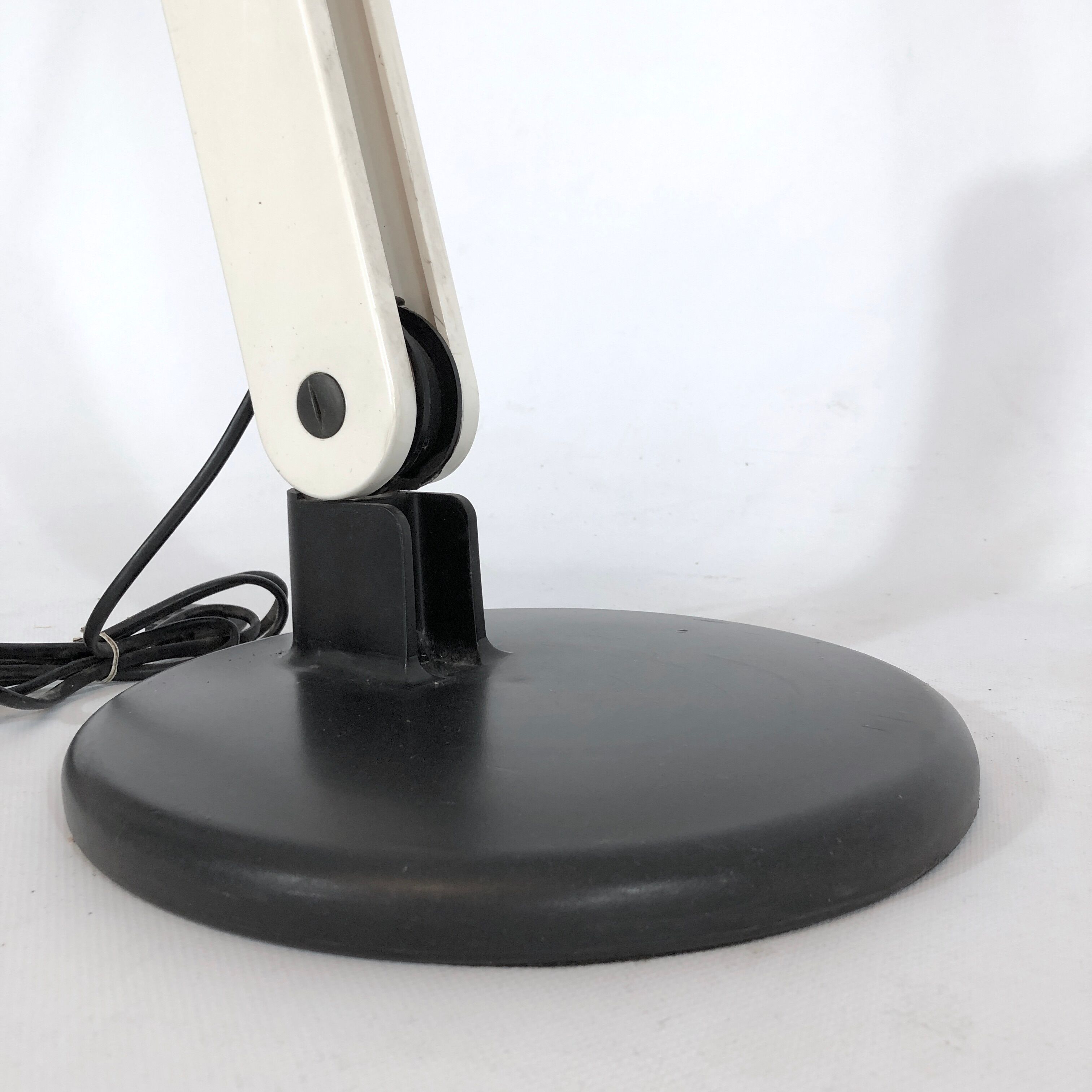 Articulated white table lamp from 70s Harvey Guzzini