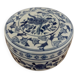 Large Chinese porcelain box