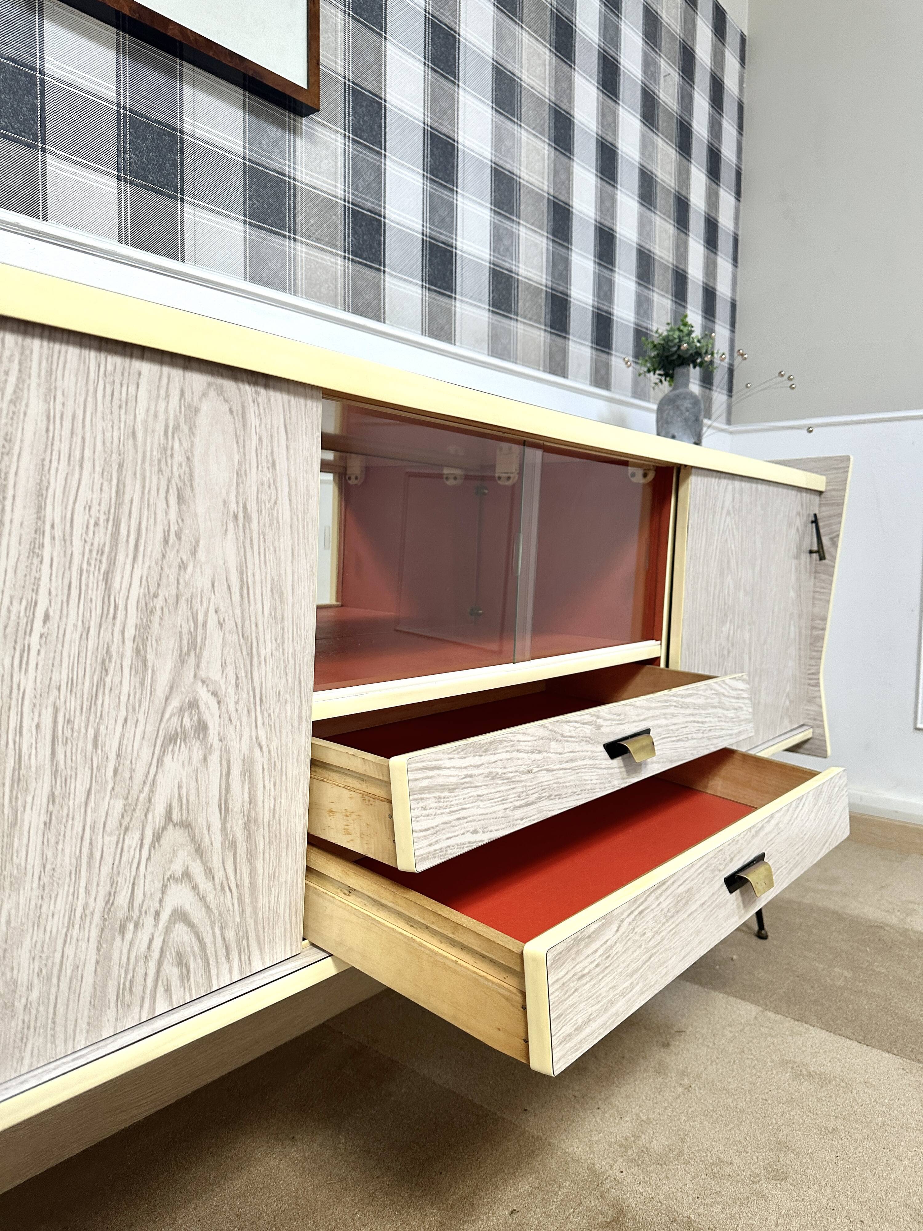 Formica Compass Foot Row