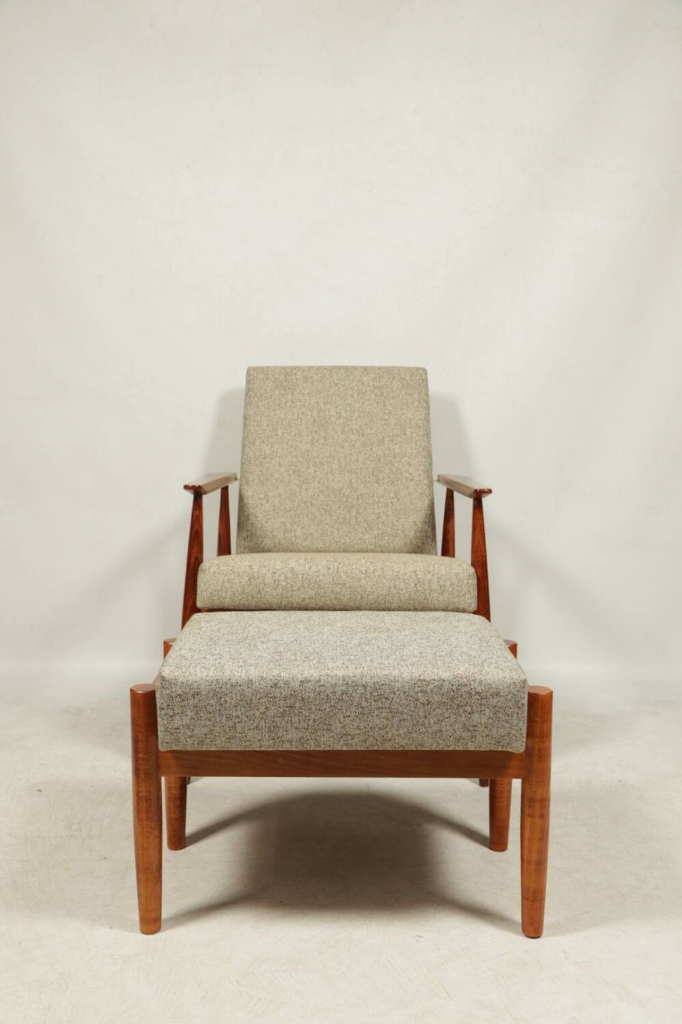 Scandinavian armchair and footrest granola beige concluded by H.Lis 300-190