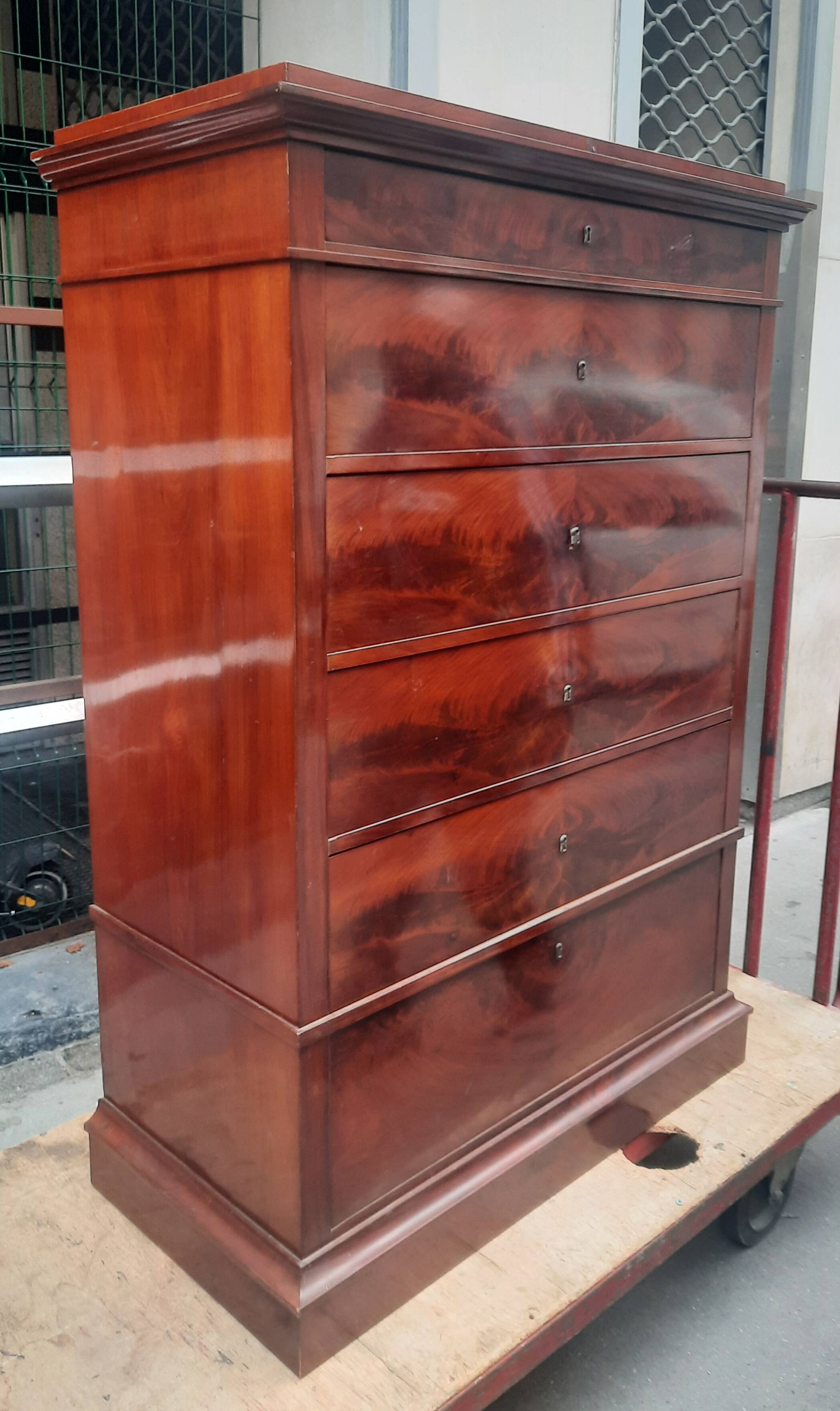 Flamed mahogany chest of drawers with 6 drawers