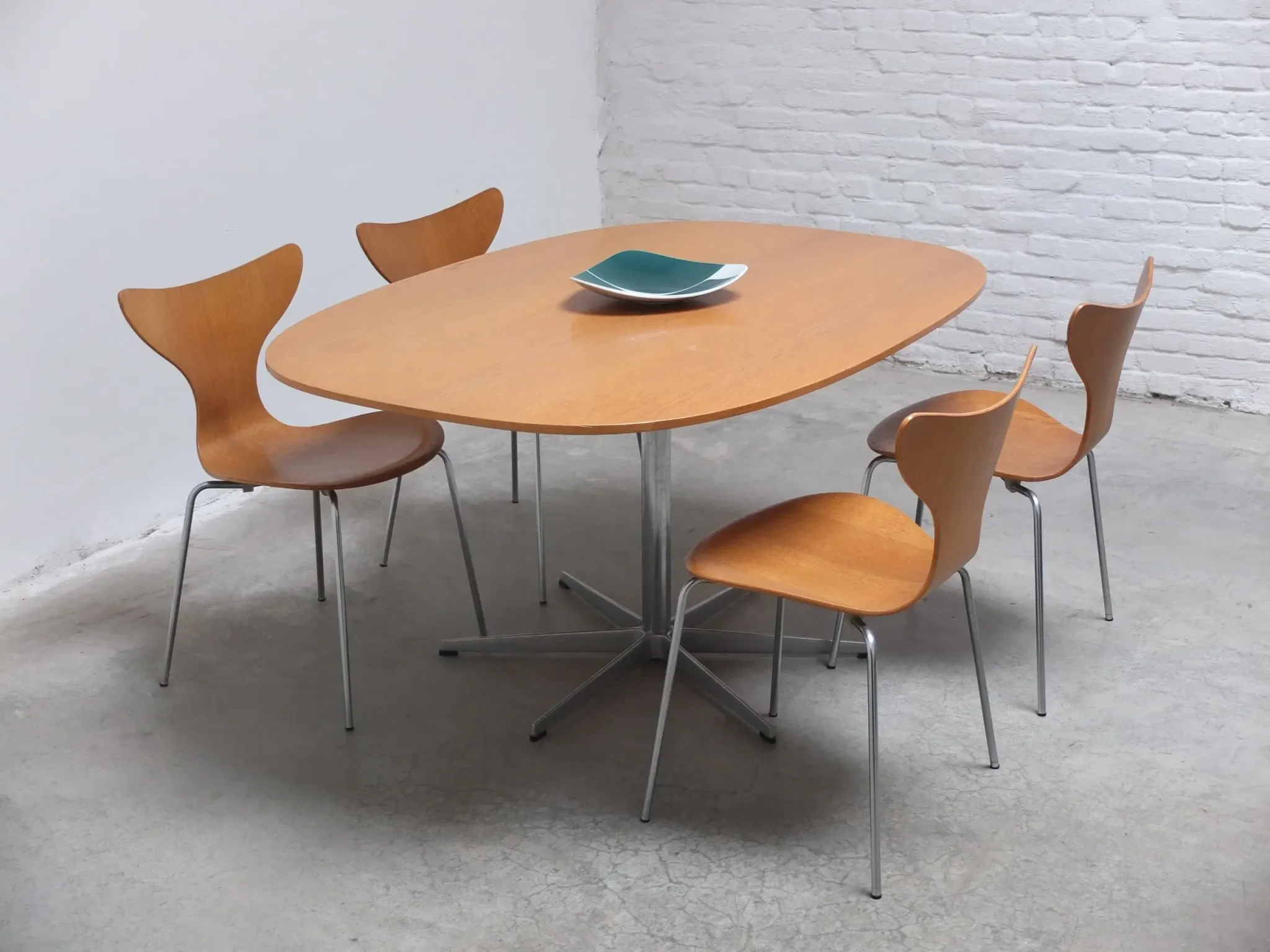 'Superellipse' pedestal table in oak by Arne Jacobsen for Fritz Hansen, 1981