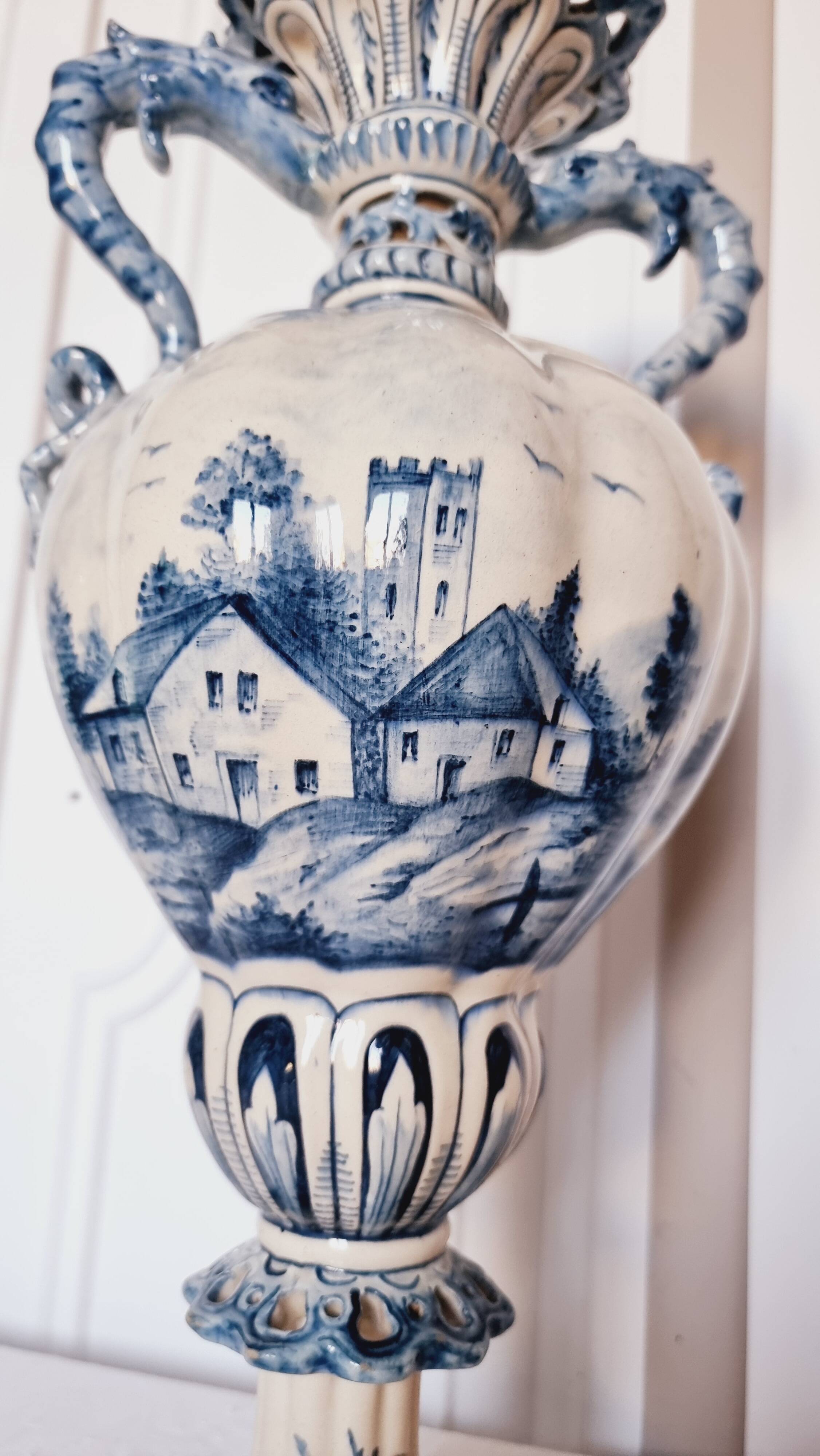 Large Spanish vase in Talavera style, hand-painted, adorned with a landscape.