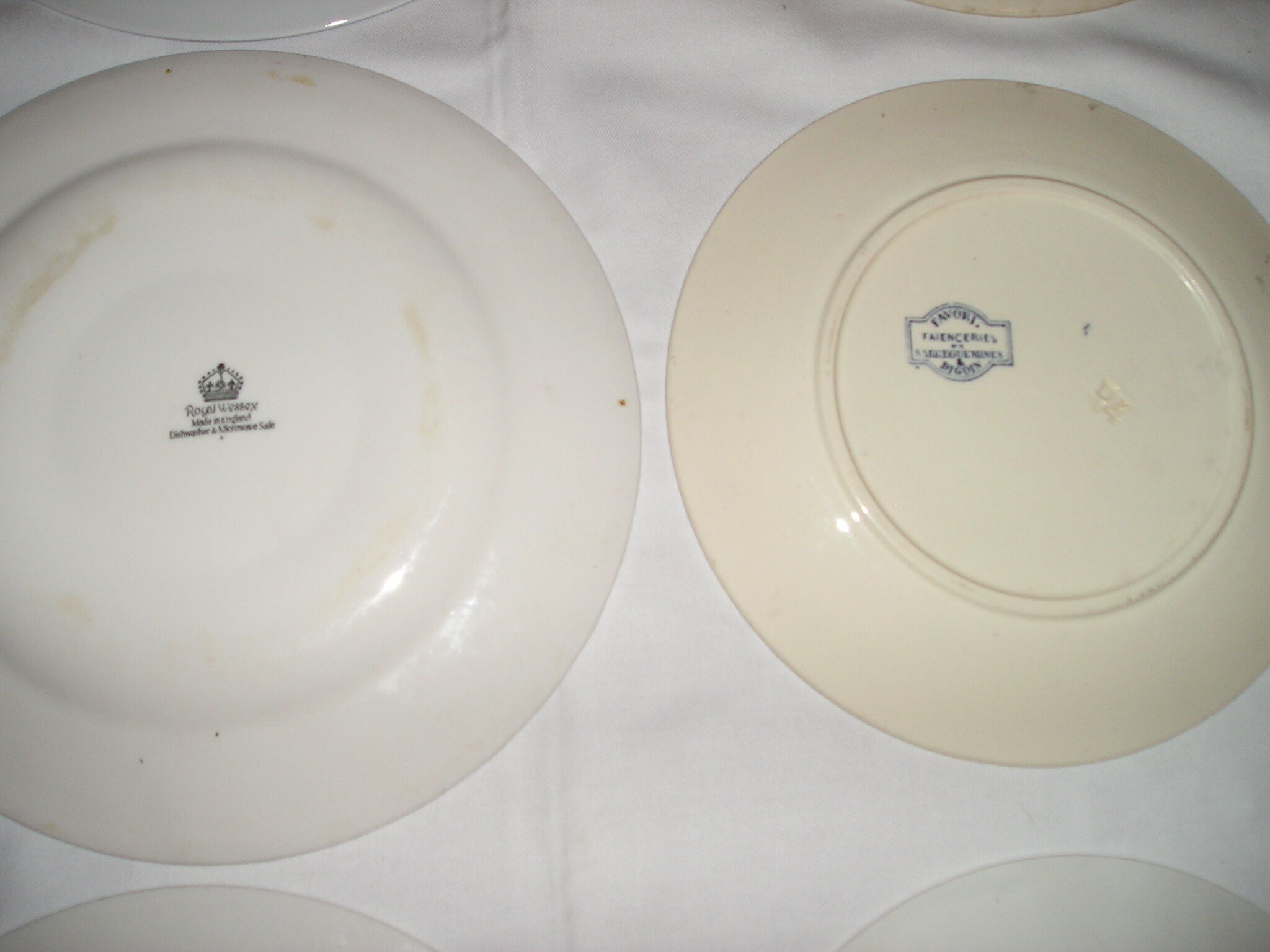 Lot de 12 assiettes plates différentes