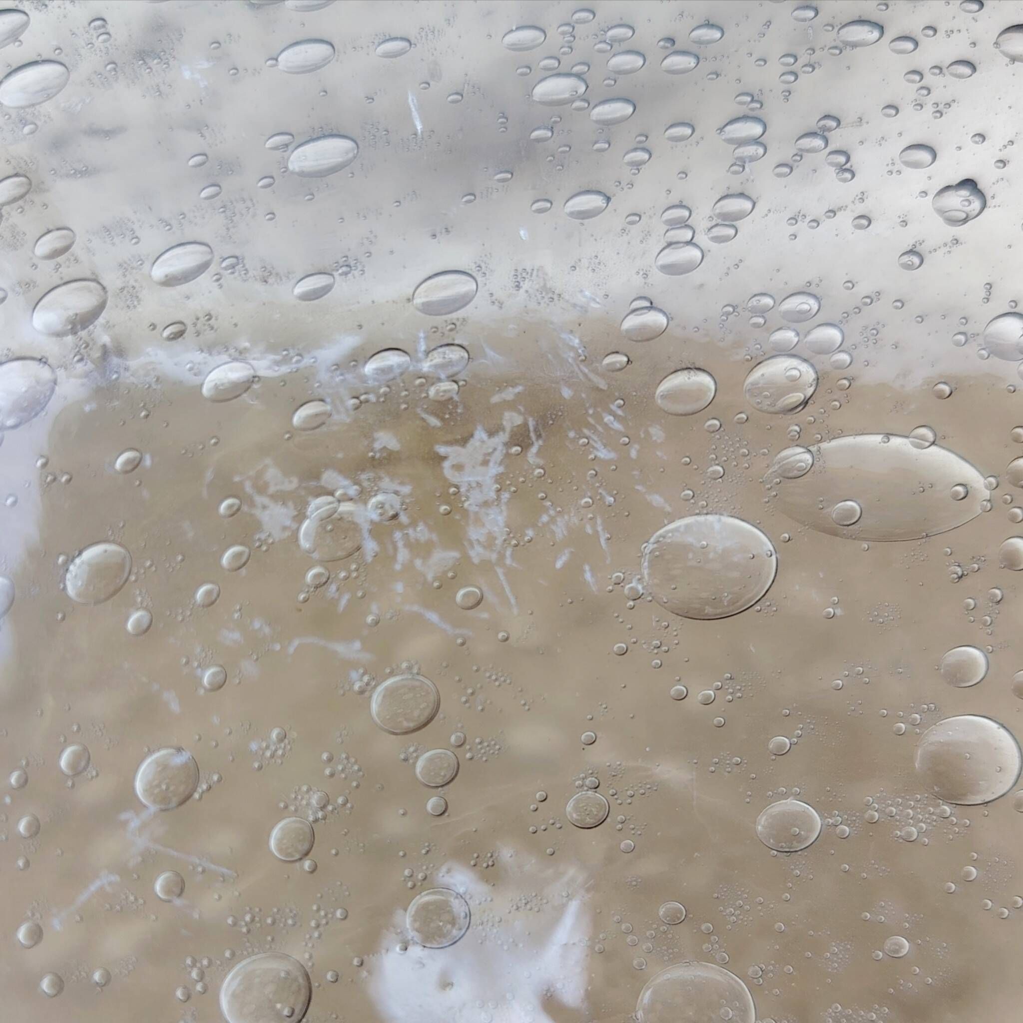Bouteille en verre bullé, verrerie de Bendor.