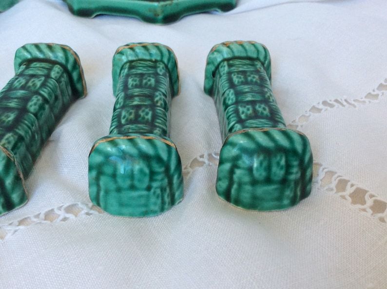 Set of 6 knife holders, a trivet, a 1960s bottle coaster