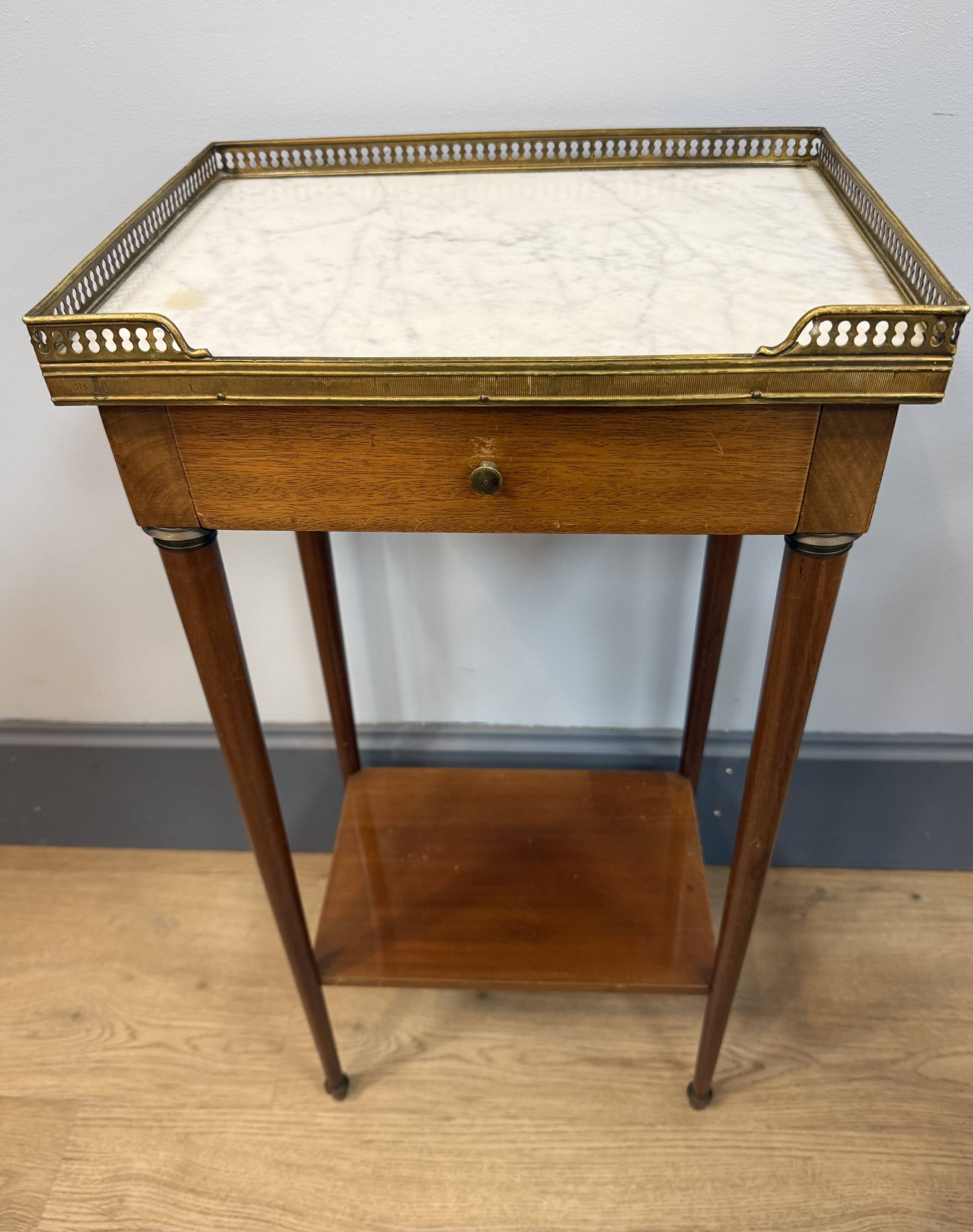 Paire de chevets style Louis XVI en acajou