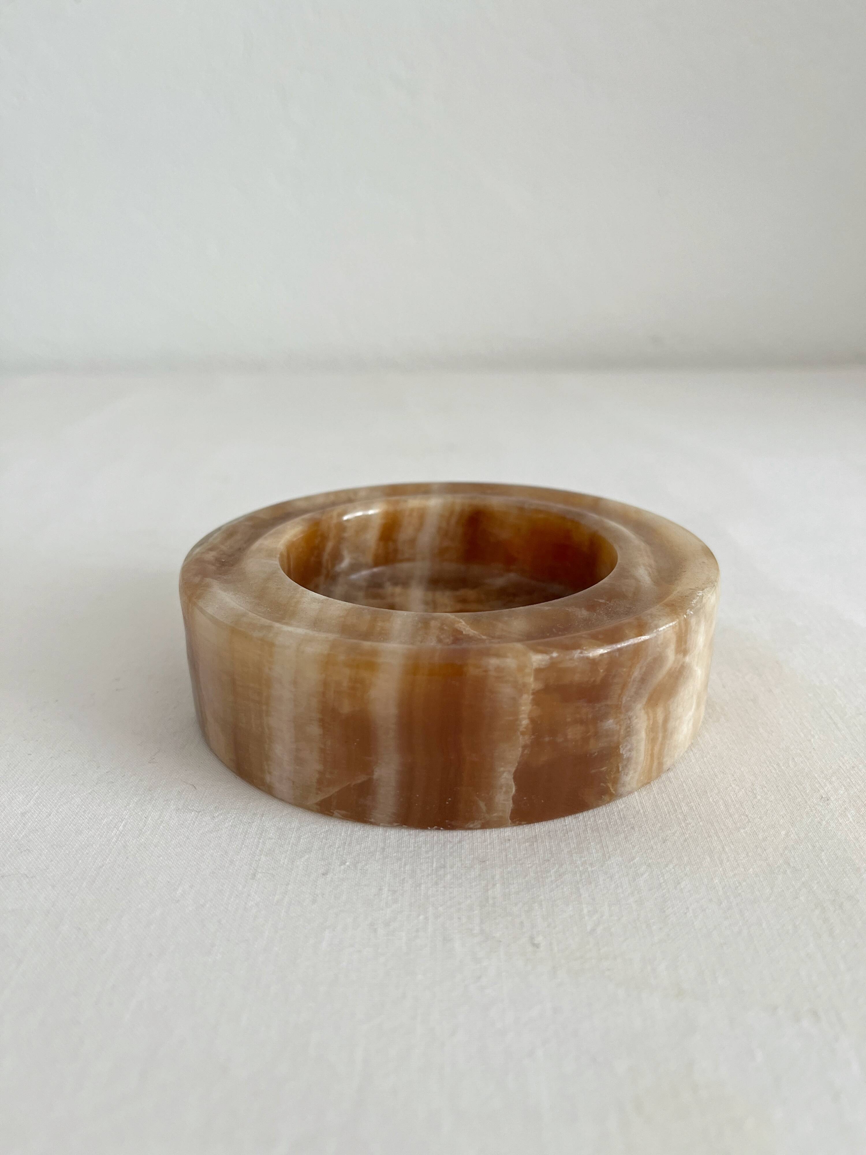 Straight round ashtray in vintage alabaster or onyx
