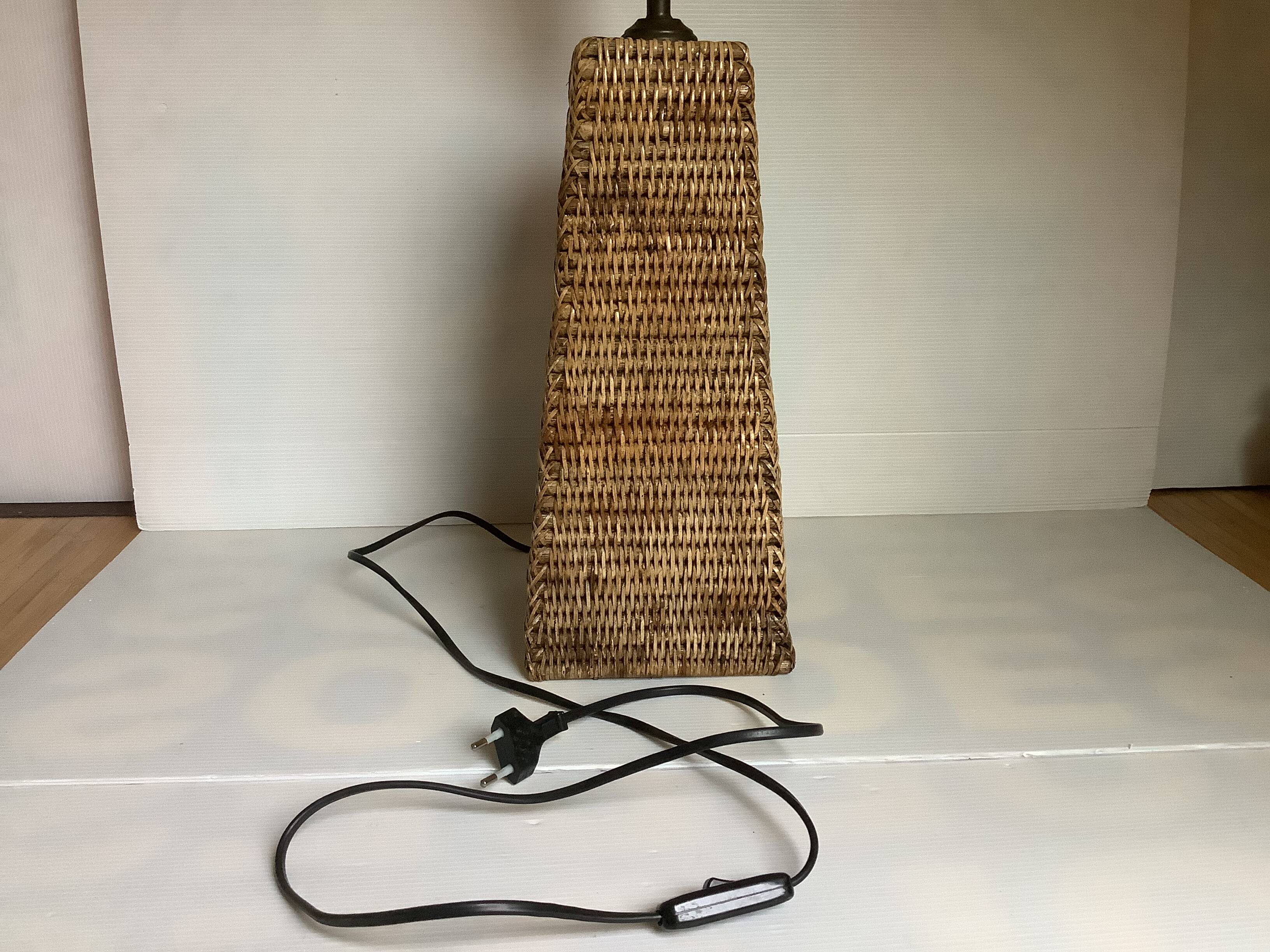Pyramid lamp base in rattan