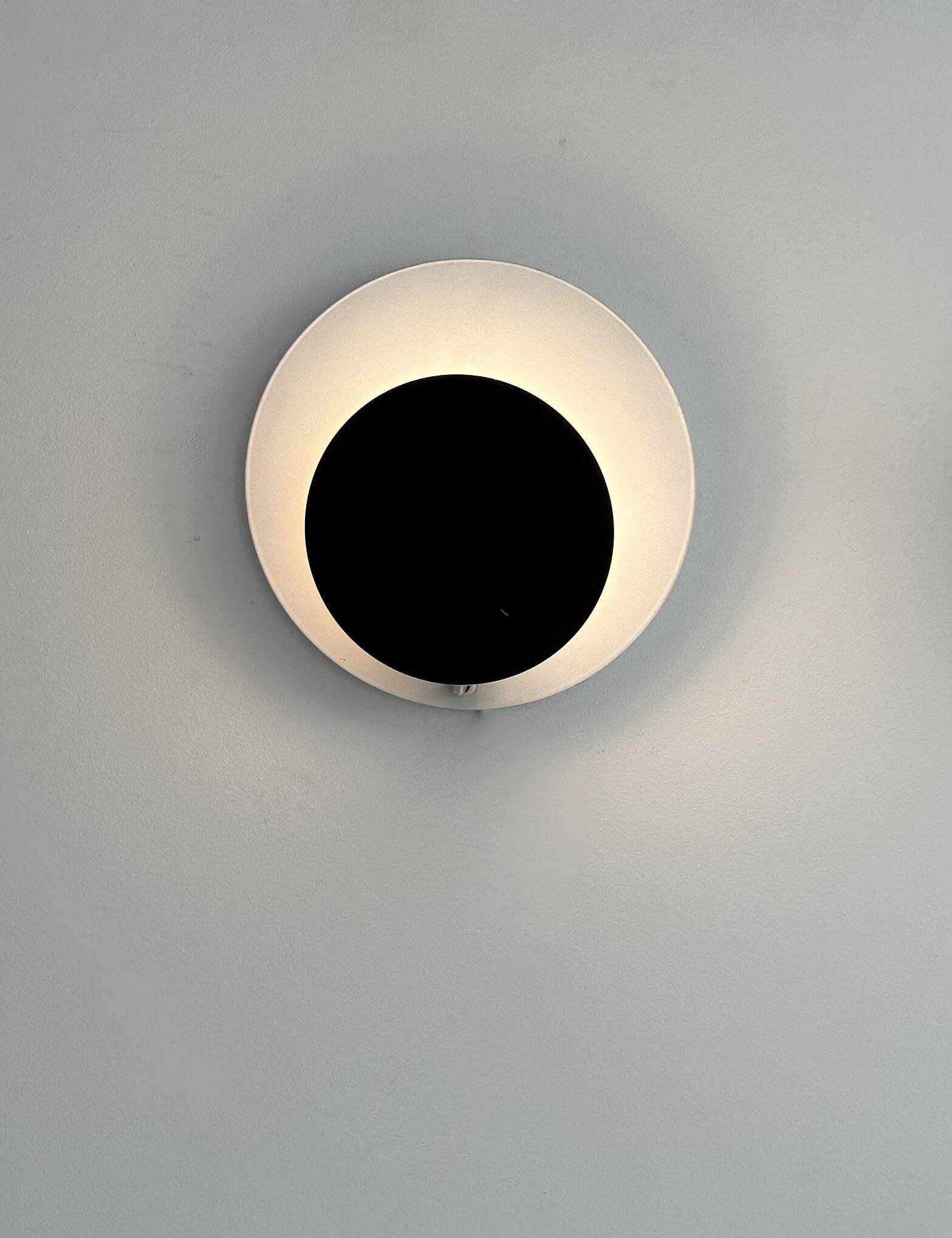 Vintage "Cirkle" wall lamp in black and white lacquered metal, Denmark 1970s