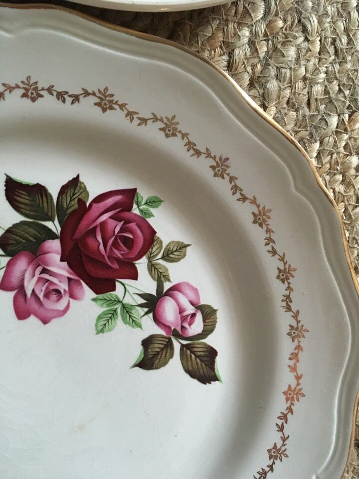 Red and green old flat plates