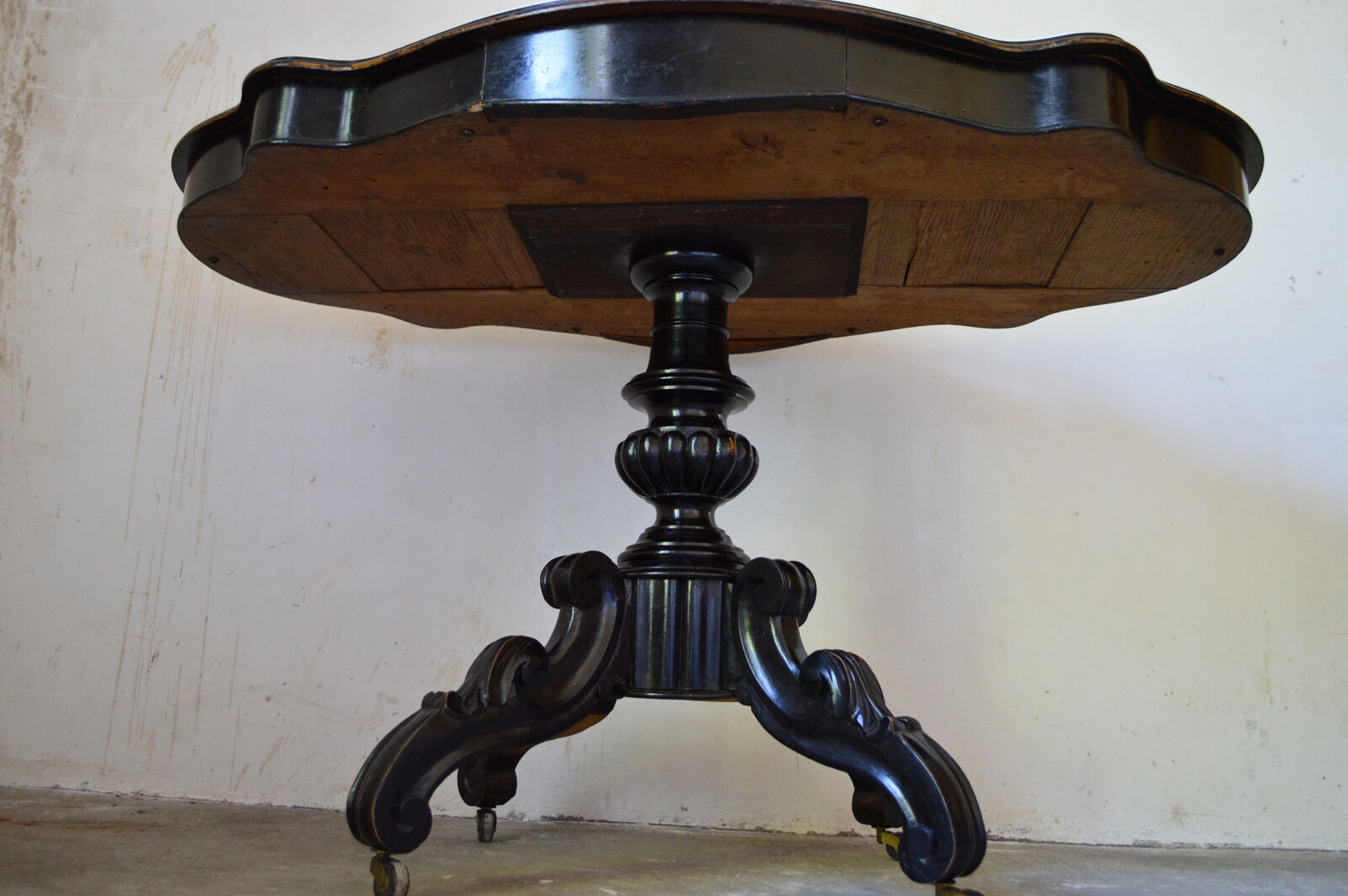 Table violon Napoléon III en bois noirci et marbre blanc, XIXe siècle
