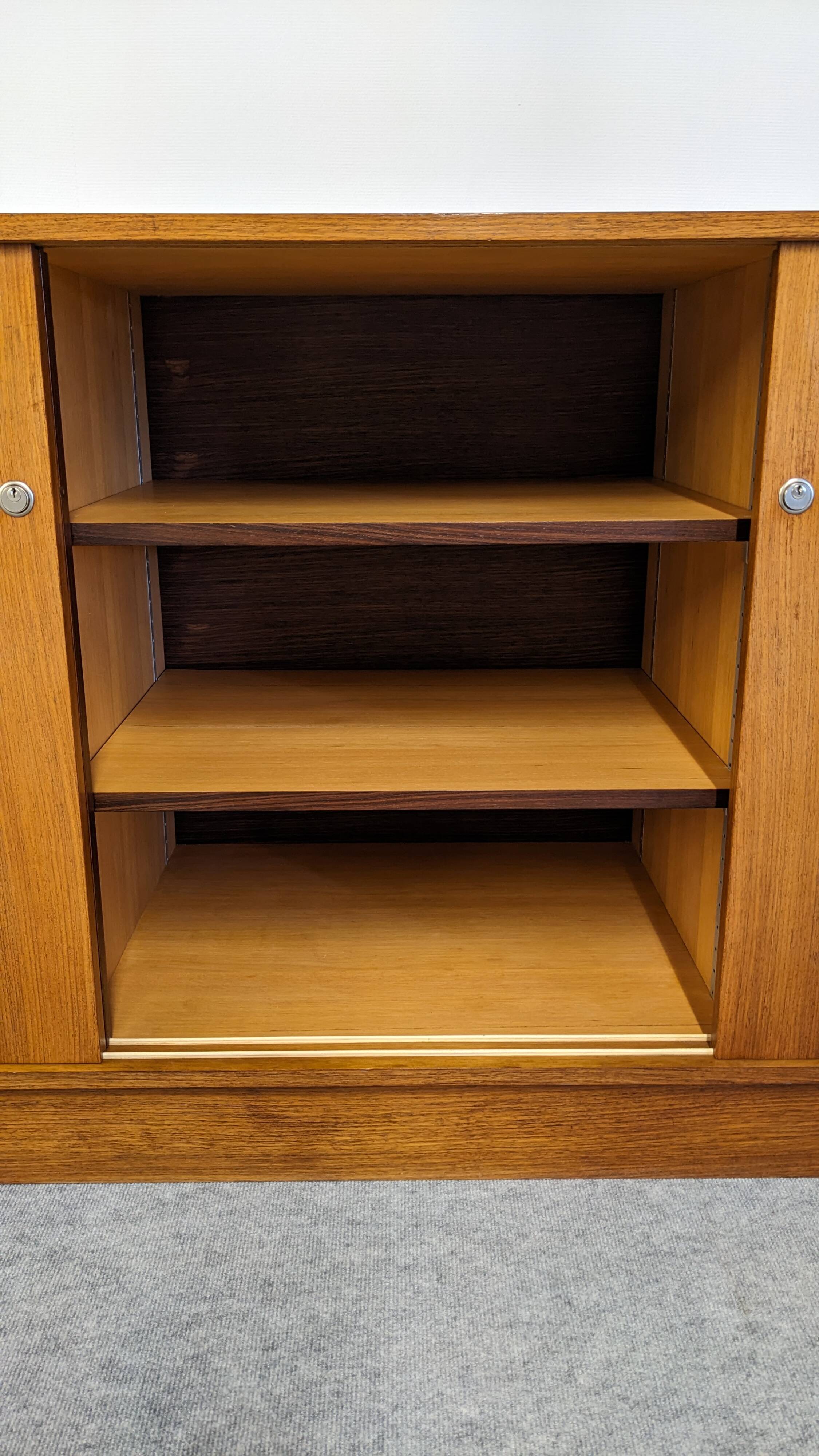 Modernist enfilade in rosewood attributed to O. Borsani, Italy circa 1970.