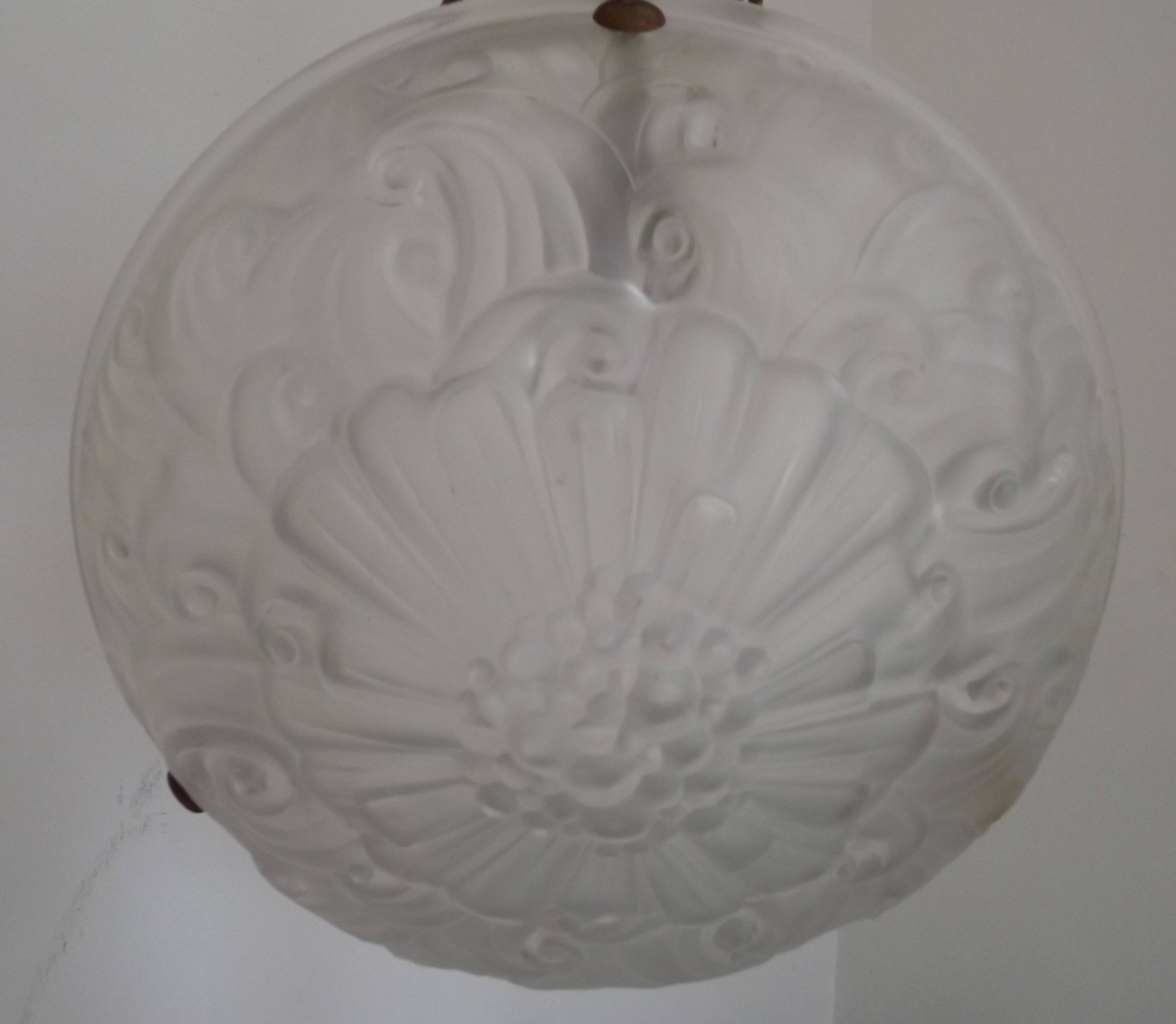 Lustre en pâte de verre blanche Art Déco français signé Sousman Déposé.